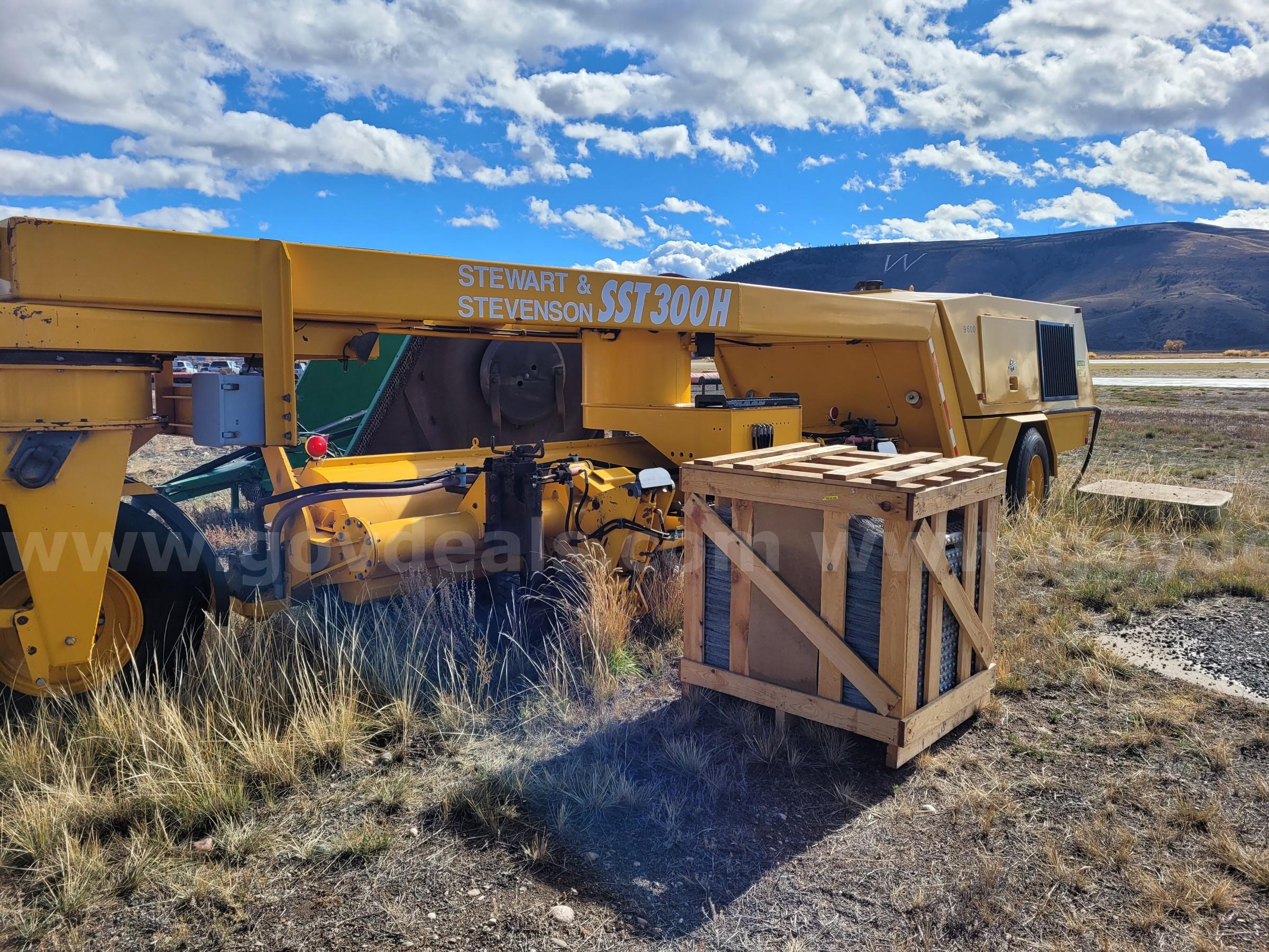 1998 Stewart & Stevenson SST-300H Airport Runway Broom 1998 300H Government Surplus Auction - Photo #4