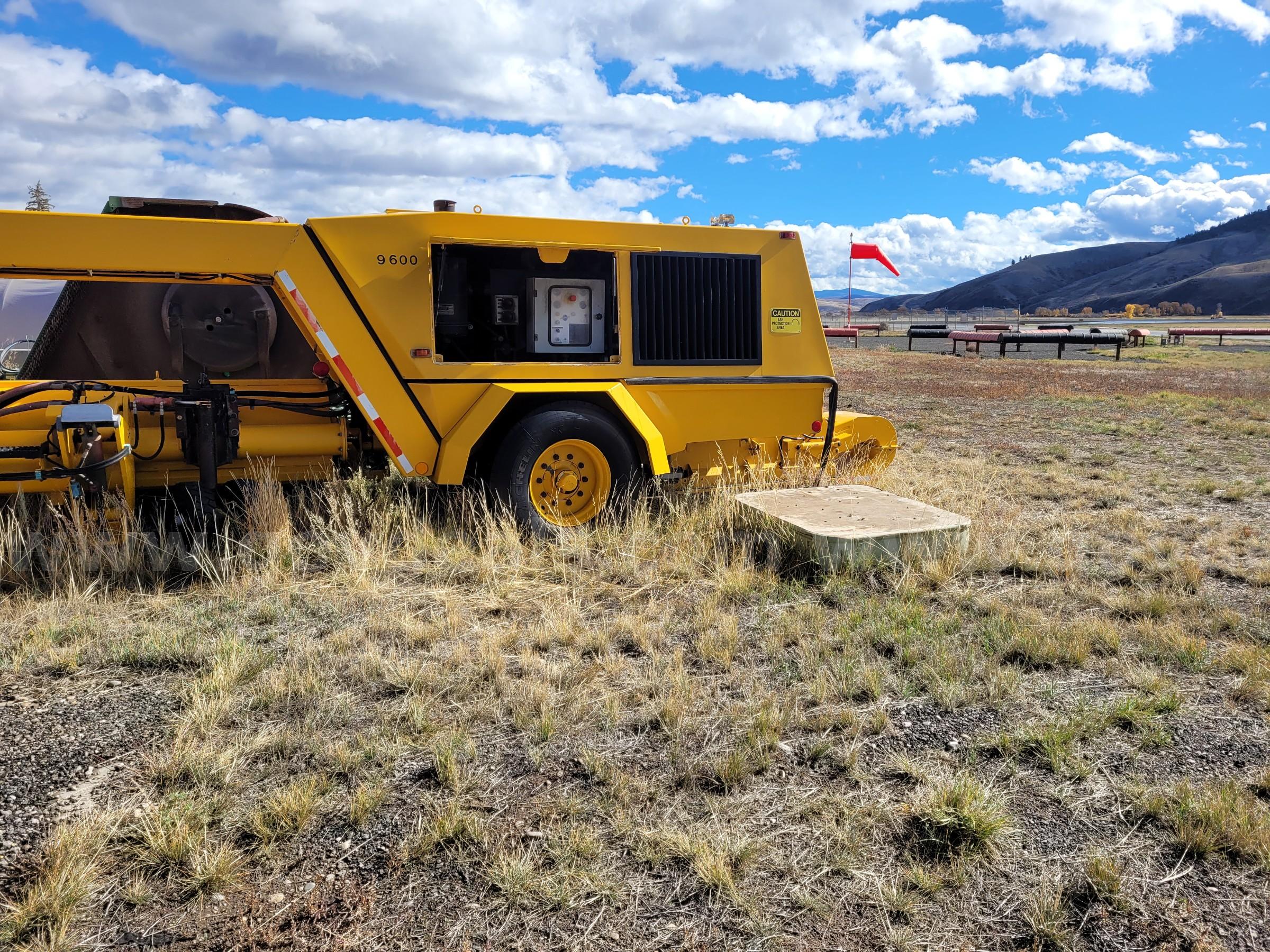 1998 Stewart & Stevenson SST-300H Airport Runway Broom 1998 300H Government Surplus Auction - Photo #5
