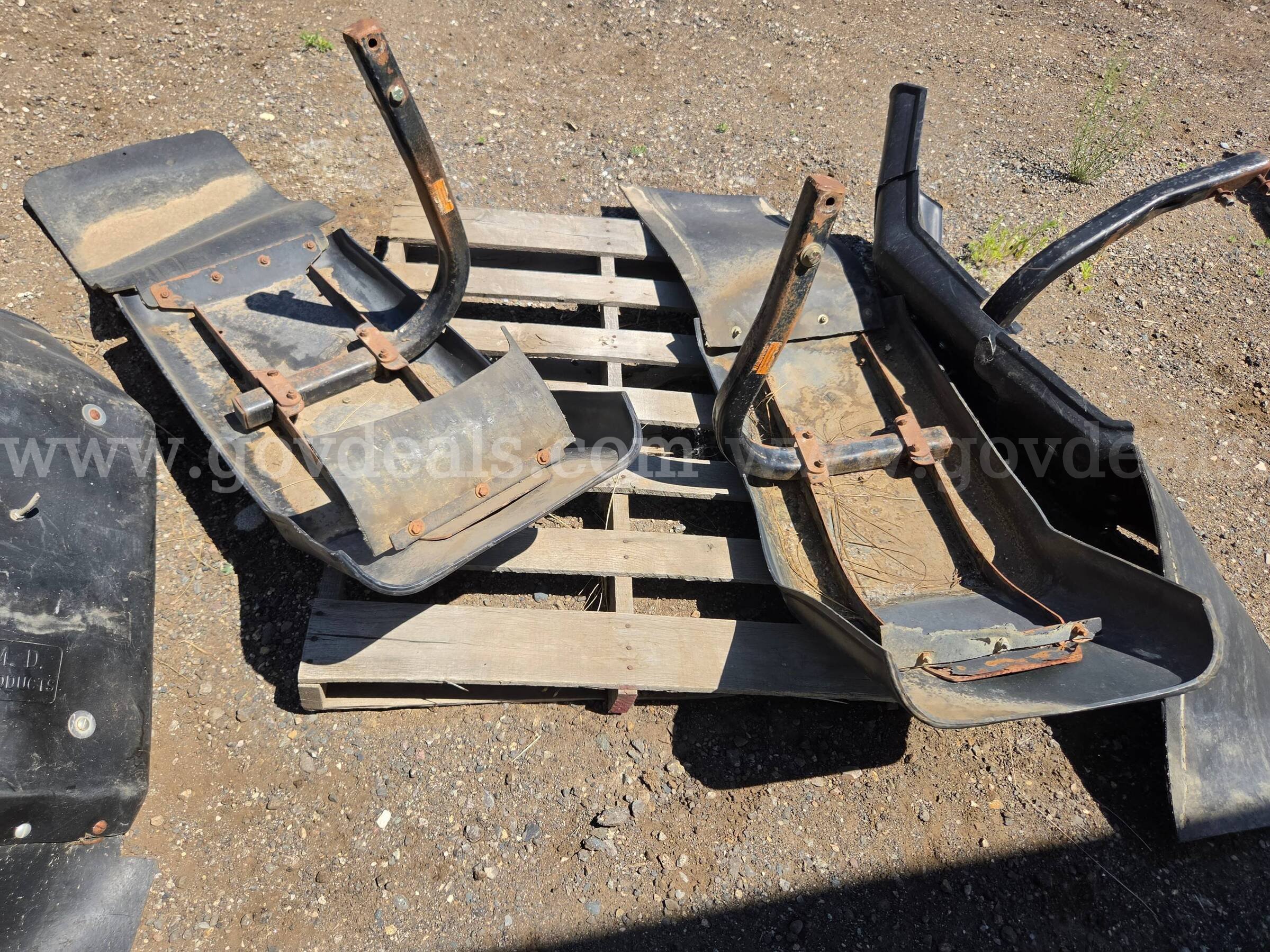 Lot of 2 Caterpillar 140H Motor Grader Steering Axle Fender Sets Caterpillar 140H Government Surplus Auction - Photo #3