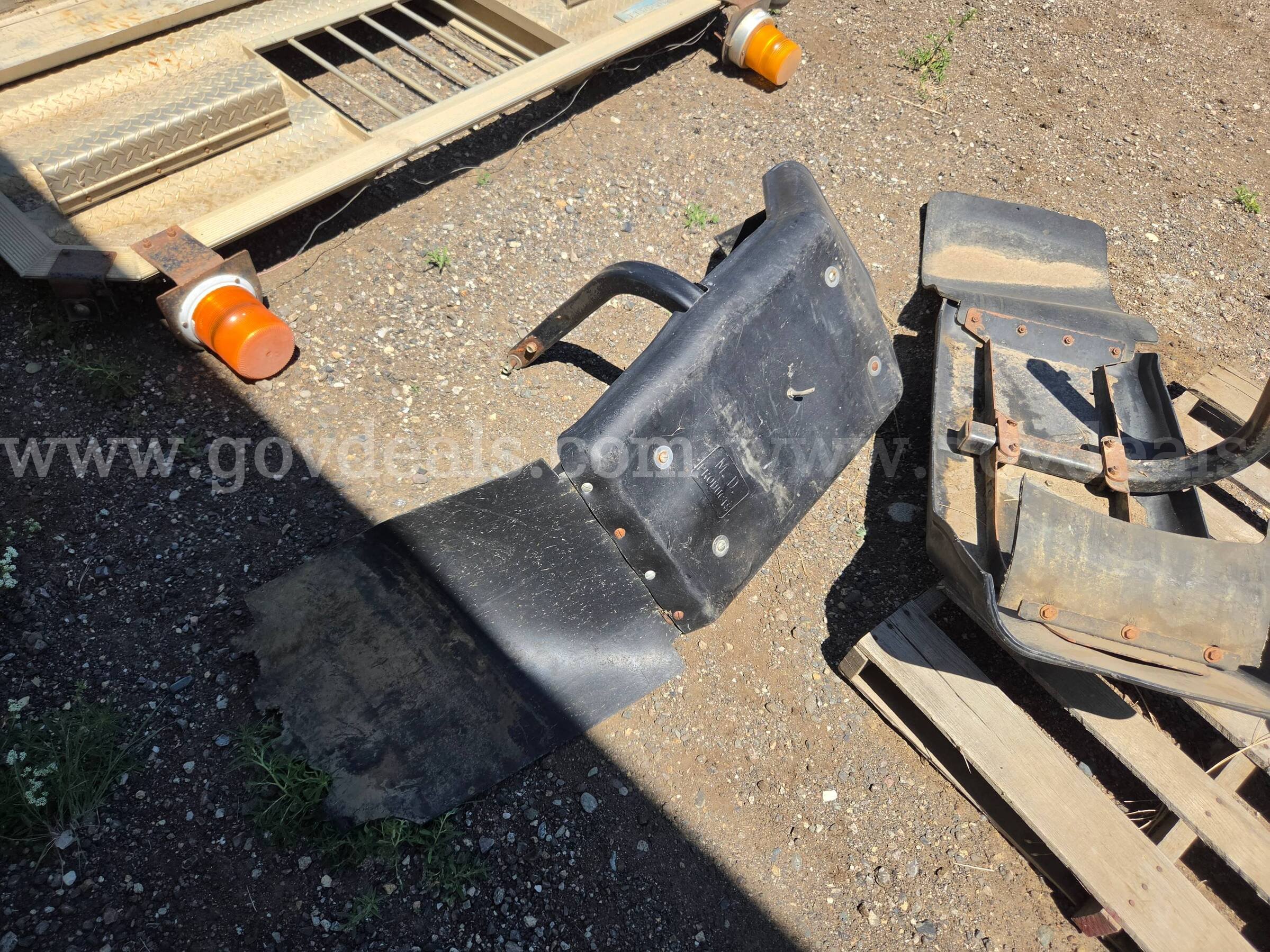 Lot of 2 Caterpillar 140H Motor Grader Steering Axle Fender Sets Caterpillar 140H Government Surplus Auction - Photo #4
