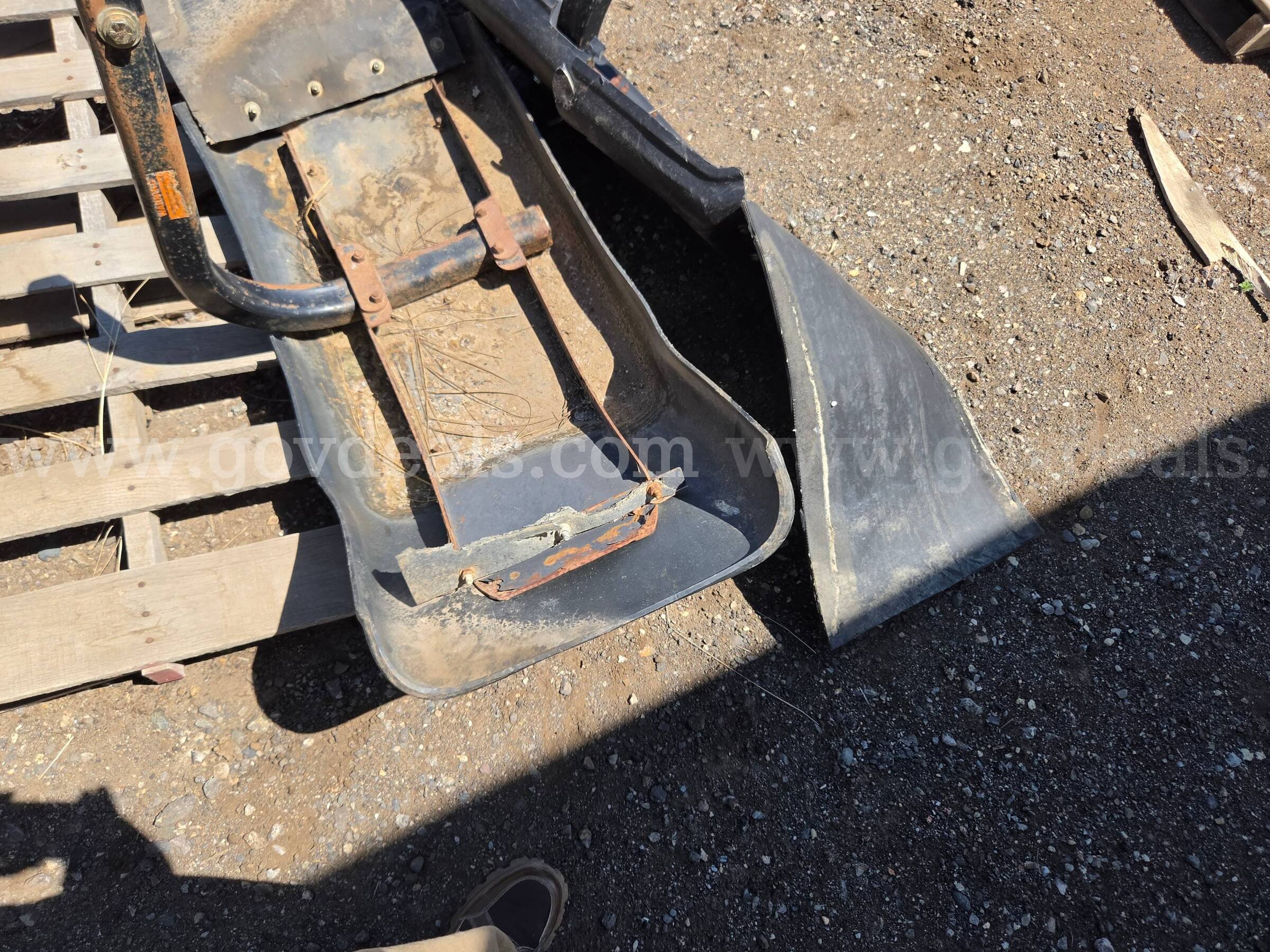 Lot of 2 Caterpillar 140H Motor Grader Steering Axle Fender Sets Caterpillar 140H Government Surplus Auction - Photo #6