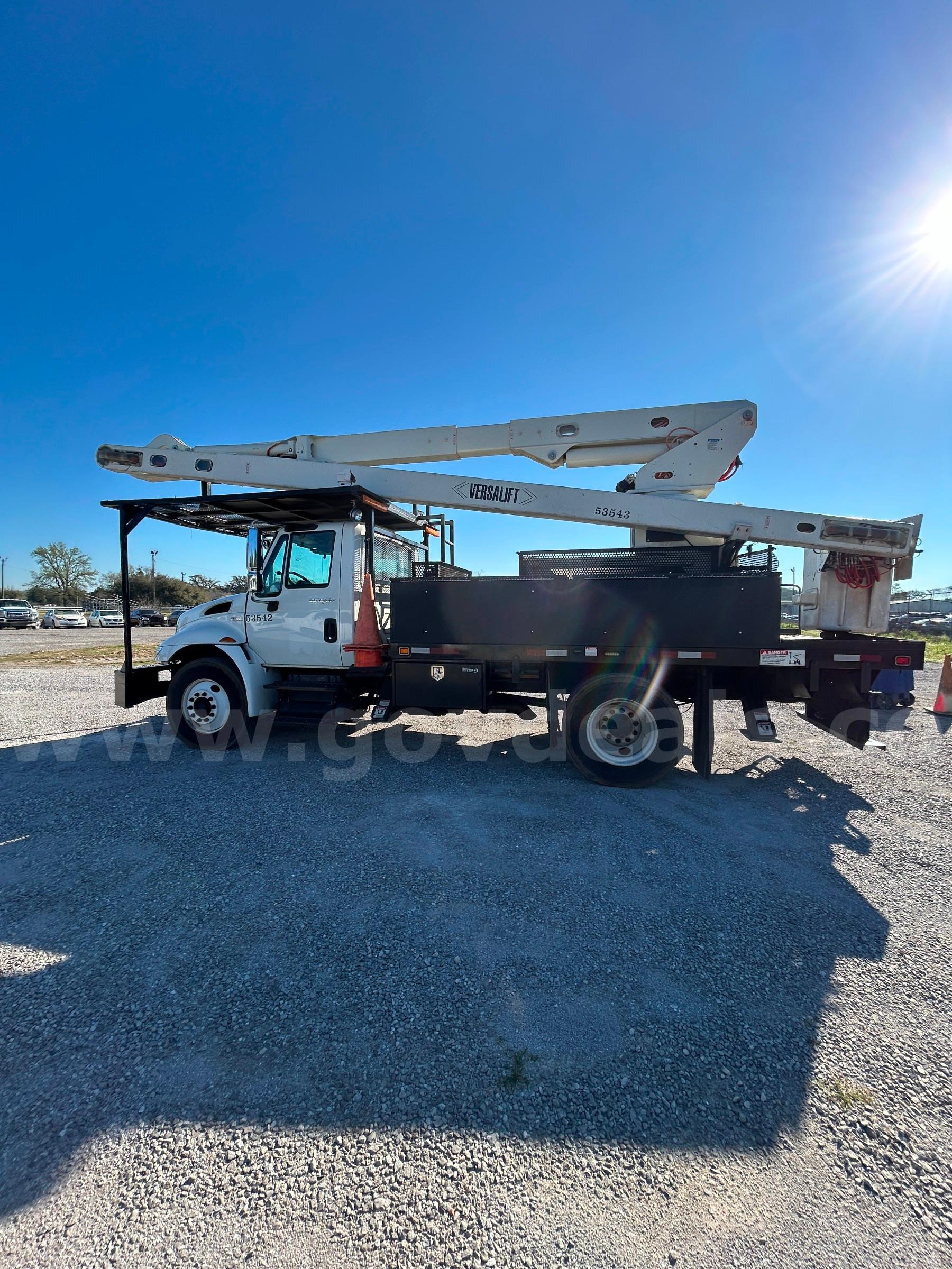WHITE 2014 INTERNATIONAL DURASTAR 4300 W/ VERSALIFT 80 FOOT OVER CENTER AERIAL BUCKET TRUCK International 4300 Government Surplus Auction - Photo #2