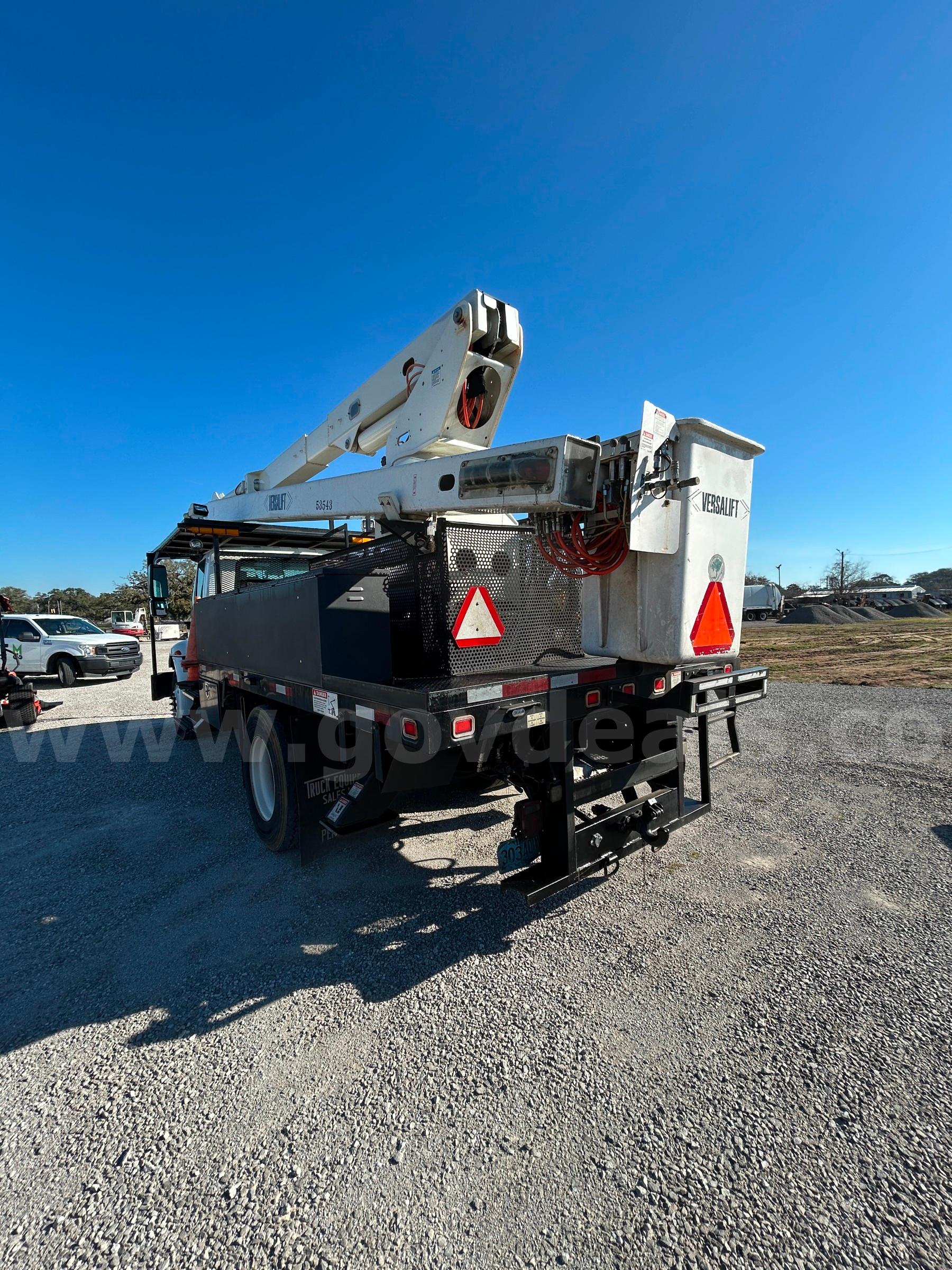 WHITE 2014 INTERNATIONAL DURASTAR 4300 W/ VERSALIFT 80 FOOT OVER CENTER AERIAL BUCKET TRUCK International 4300 Government Surplus Auction - Photo #5