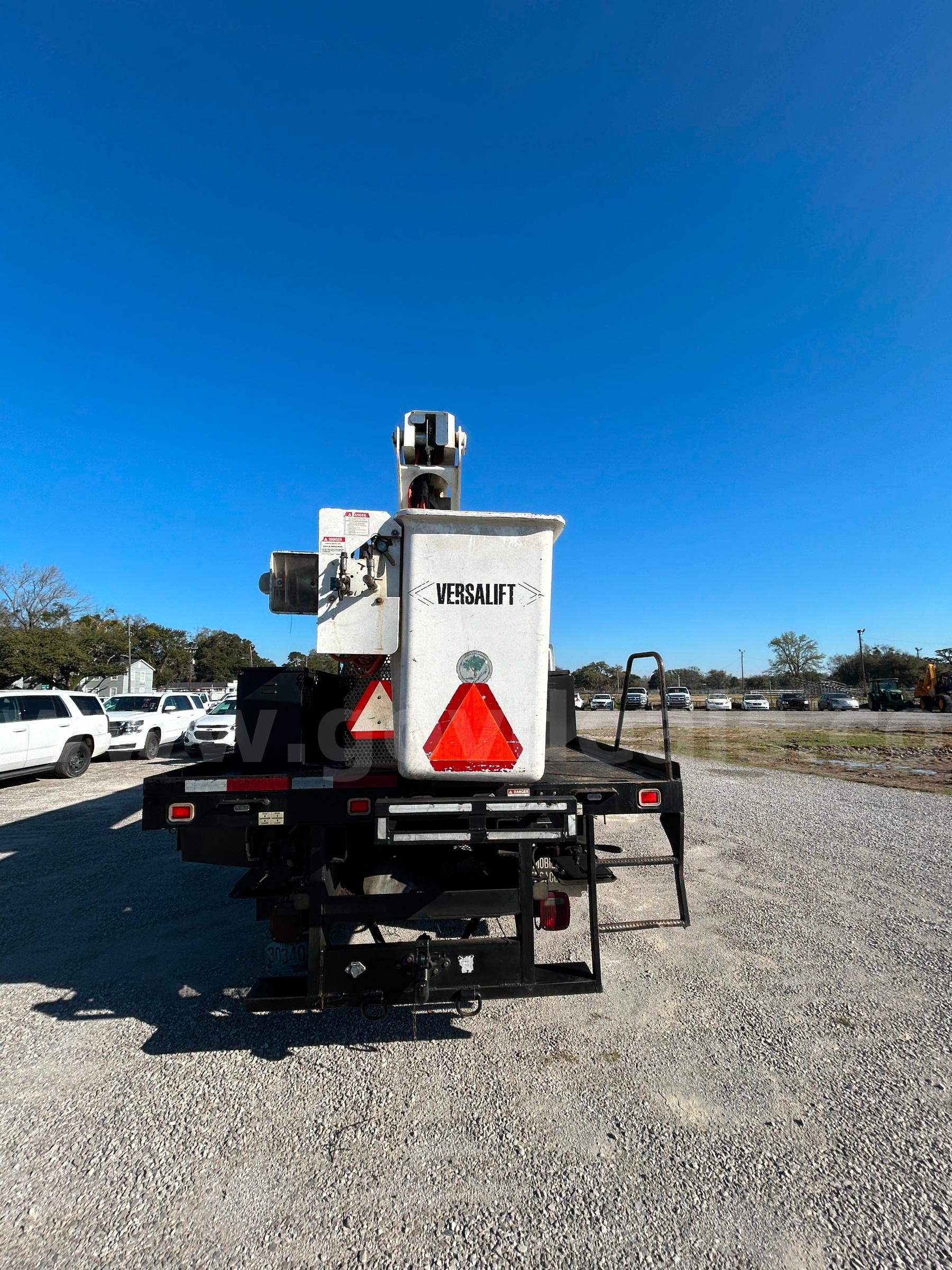 WHITE 2014 INTERNATIONAL DURASTAR 4300 W/ VERSALIFT 80 FOOT OVER CENTER AERIAL BUCKET TRUCK International 4300 Government Surplus Auction - Photo #6