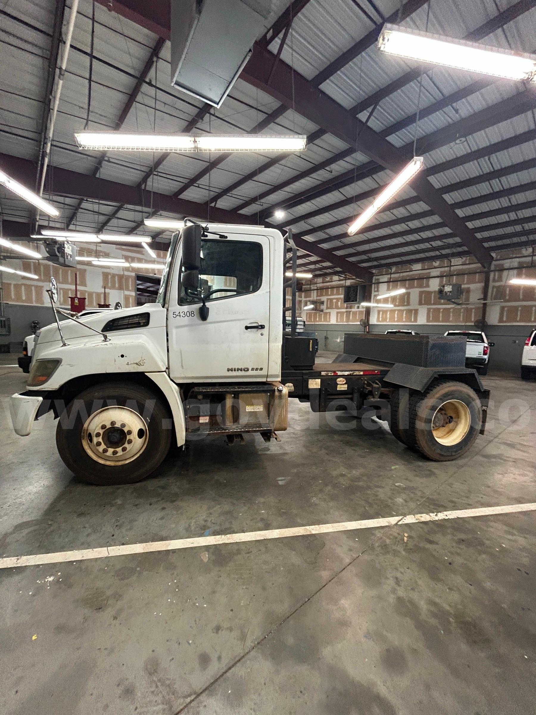 WHITE 2017 HINO CONVENTIONAL CAB SHUTTLE TRUCK Hino Conventional Cab Government Surplus Auction - Photo #2