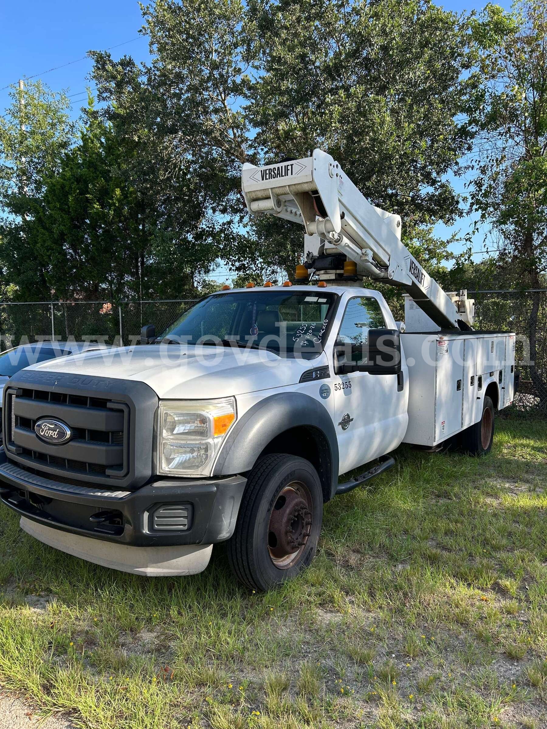 WHITE 2013 FORD F-550 VERSALIFT BUCKET TRUCK WITH  45 FT WORKING HEIGHT, AERIAL IS OPERATIONAL