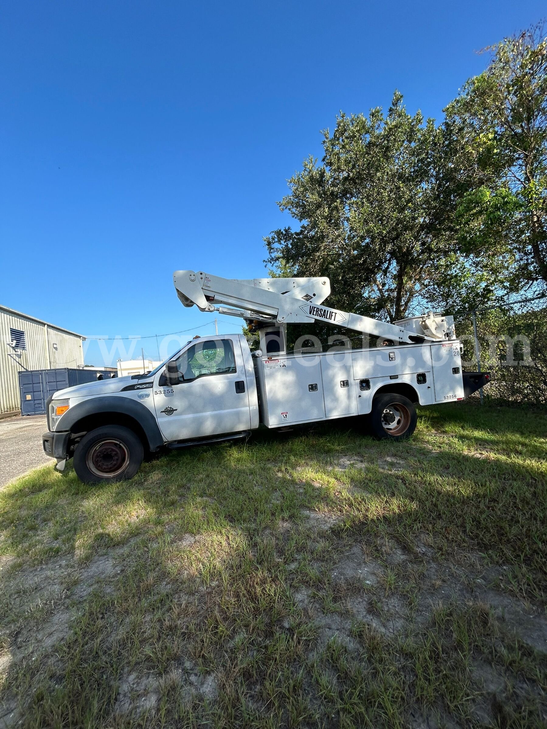 WHITE 2013 FORD F-550 VERSALIFT BUCKET TRUCK WITH  45 FT WORKING HEIGHT, AERIAL IS OPERATIONAL Ford F-550 Government Surplus Auction - Photo #2