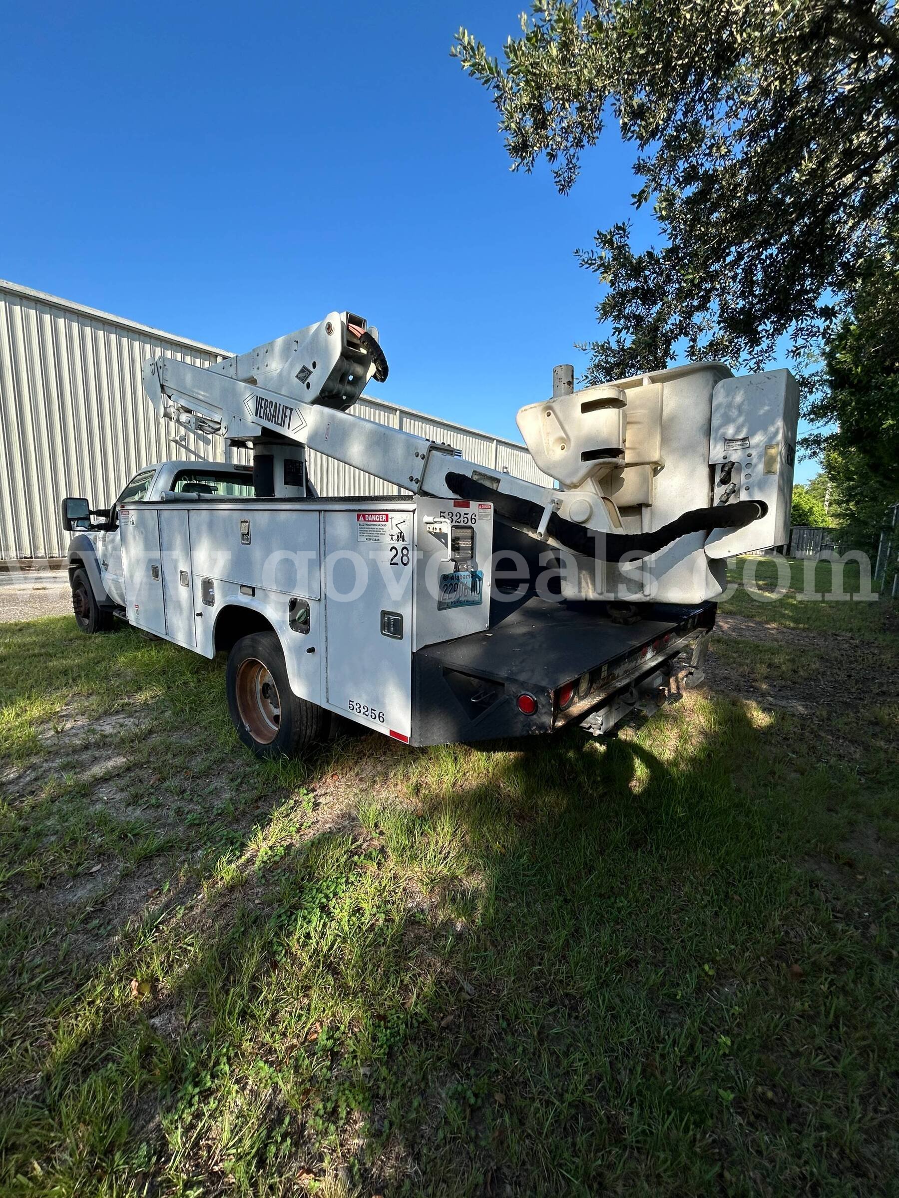 WHITE 2013 FORD F-550 VERSALIFT BUCKET TRUCK WITH  45 FT WORKING HEIGHT, AERIAL IS OPERATIONAL Ford F-550 Government Surplus Auction - Photo #5
