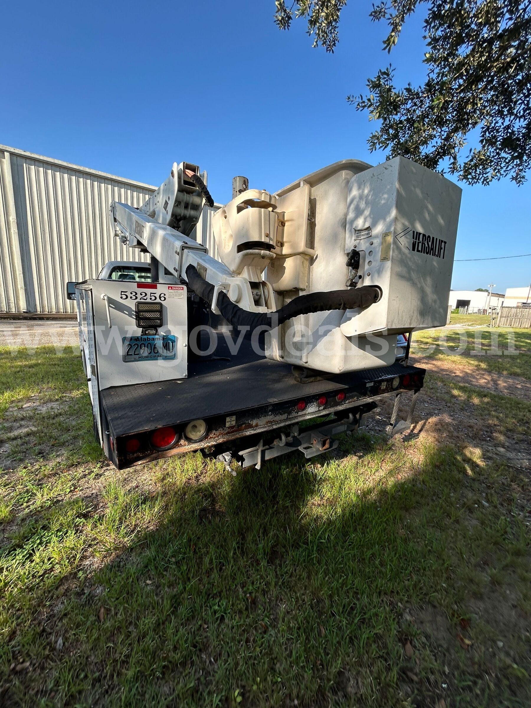 WHITE 2013 FORD F-550 VERSALIFT BUCKET TRUCK WITH  45 FT WORKING HEIGHT, AERIAL IS OPERATIONAL Ford F-550 Government Surplus Auction - Photo #6