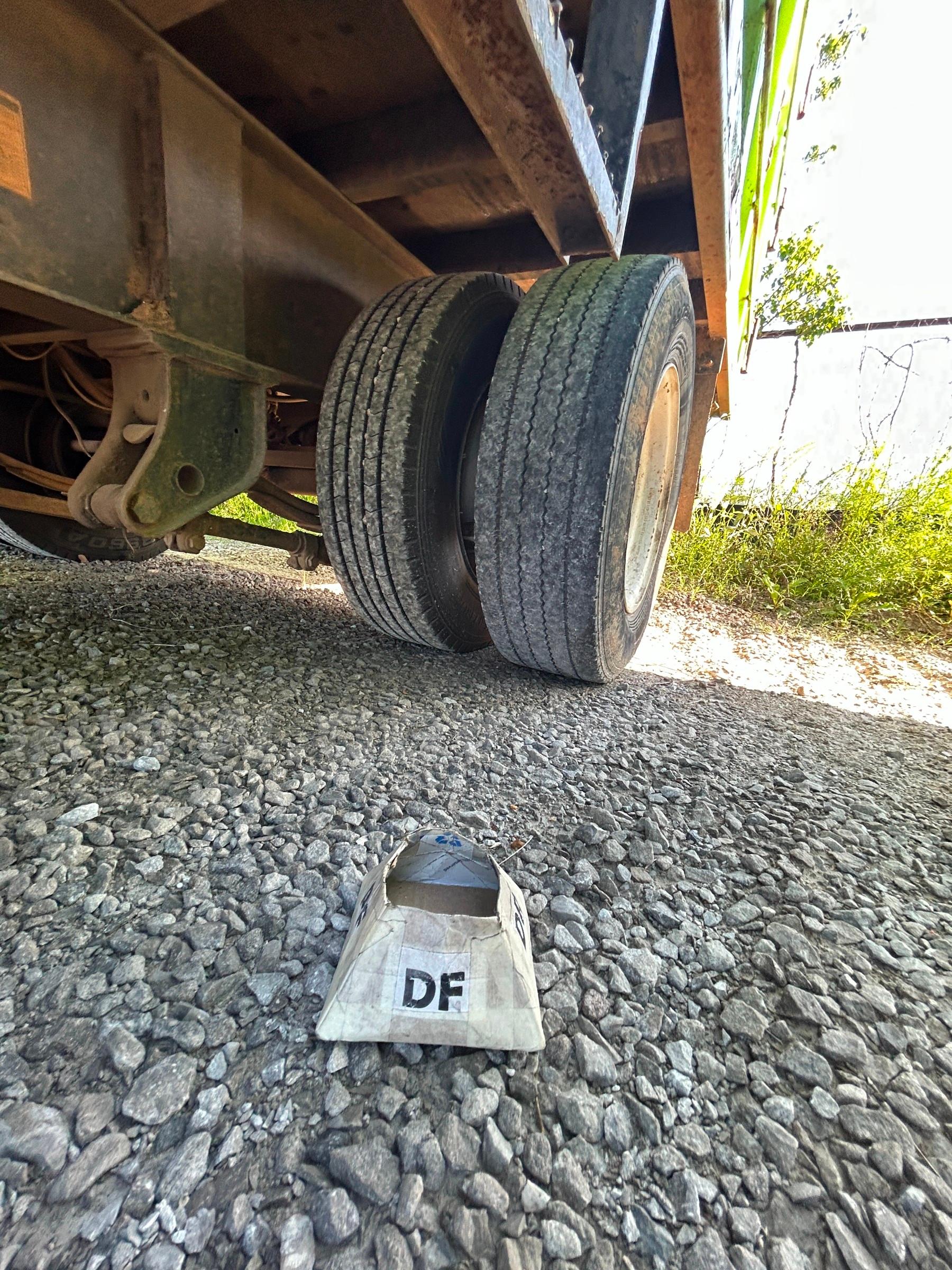 GREEN 2005 MILE 18-FT DUMPING TRASH TRAILER WITH HYDRAULIC JACK AND AIR BRAKES MILE 18-FT TRASH DUMP TRAILER Government Surplus Auction - Photo #4