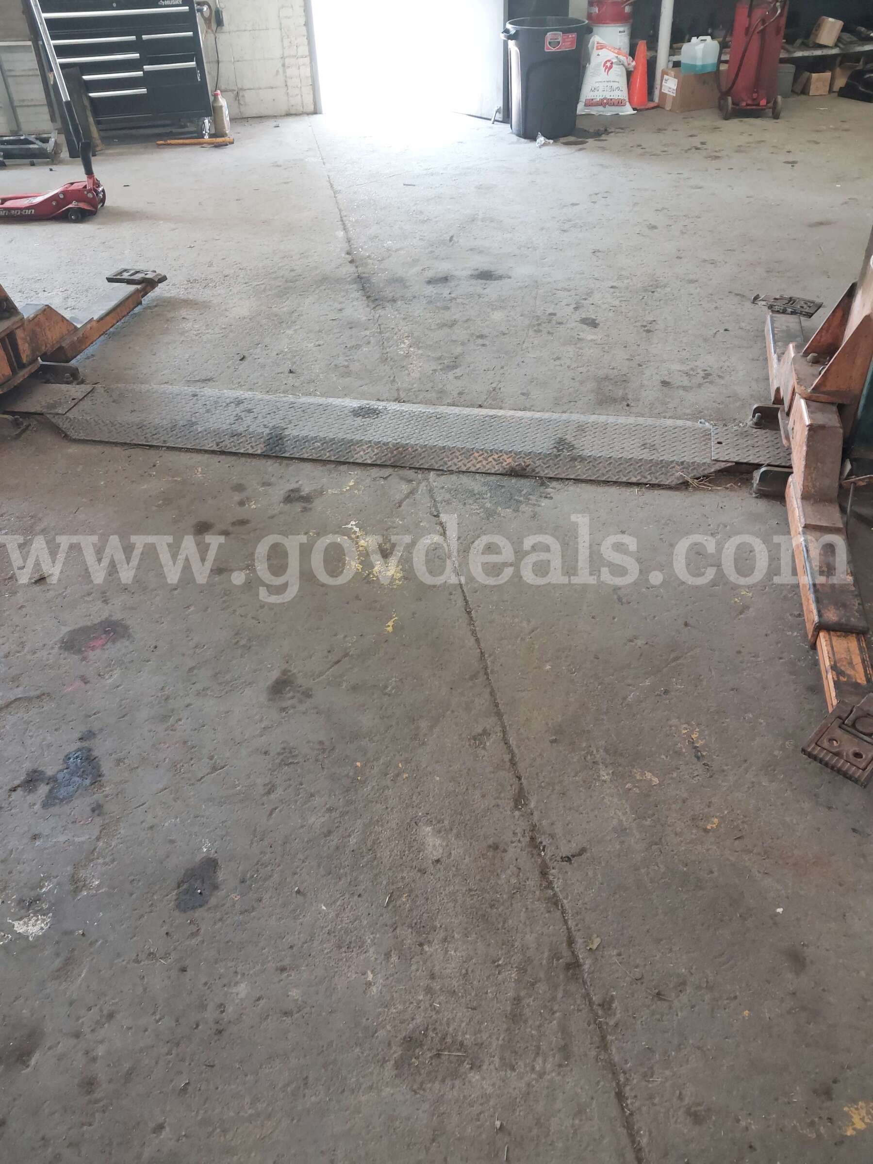 Leeson Two-Post Automotive Lift with Hydraulic Power Unit   Government Surplus Auction - Photo #2