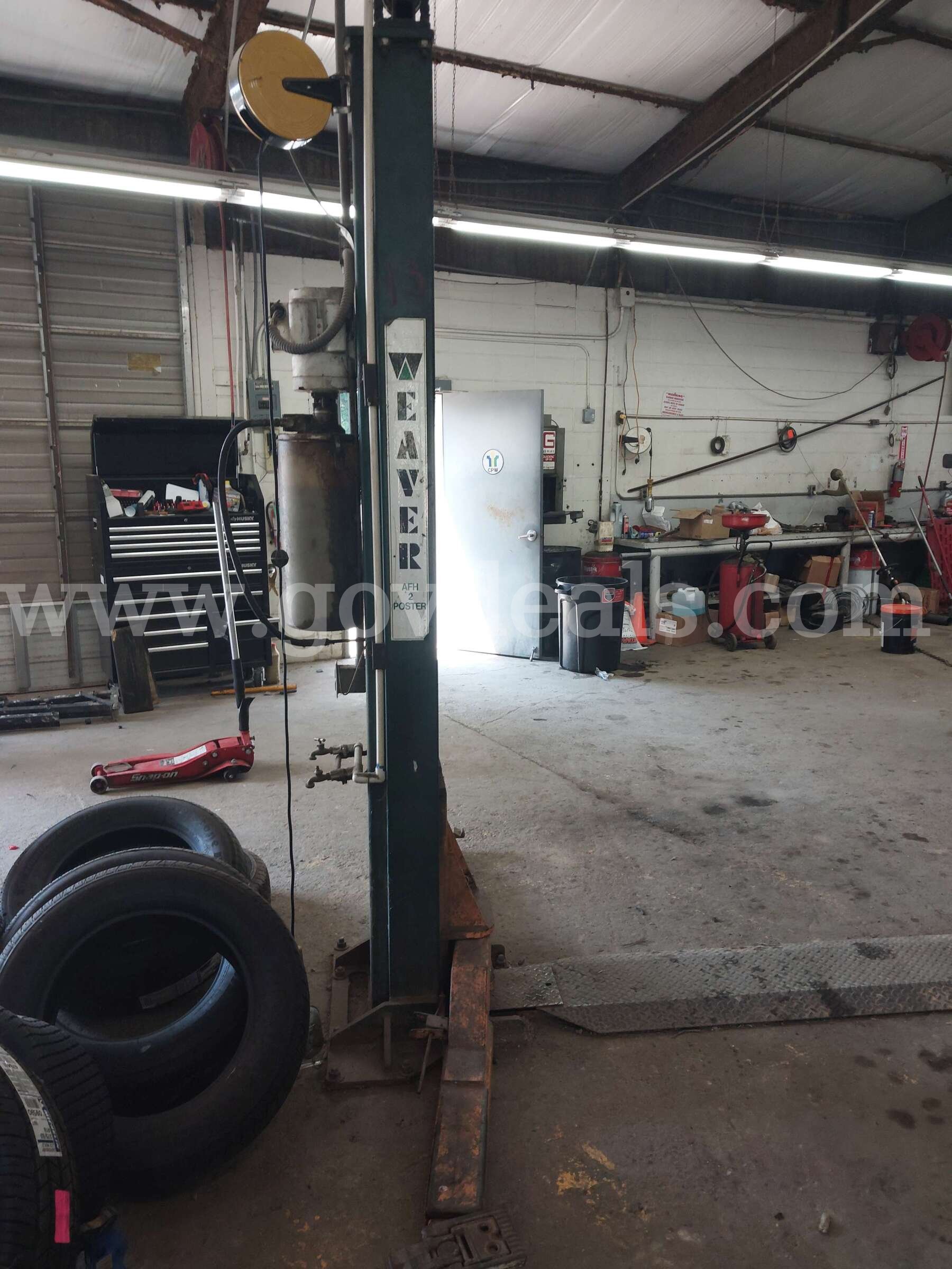Leeson Two-Post Automotive Lift with Hydraulic Power Unit   Government Surplus Auction - Photo #3