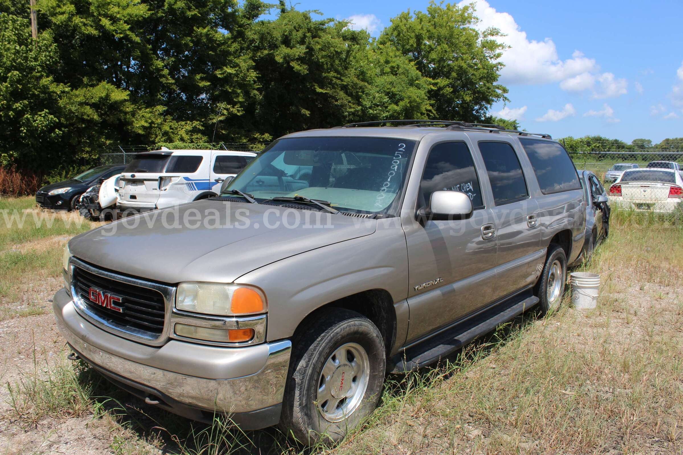 2001 GMC Yukon XL 1500 2WD GMC 1500 Government Surplus Auction - Primary Photo