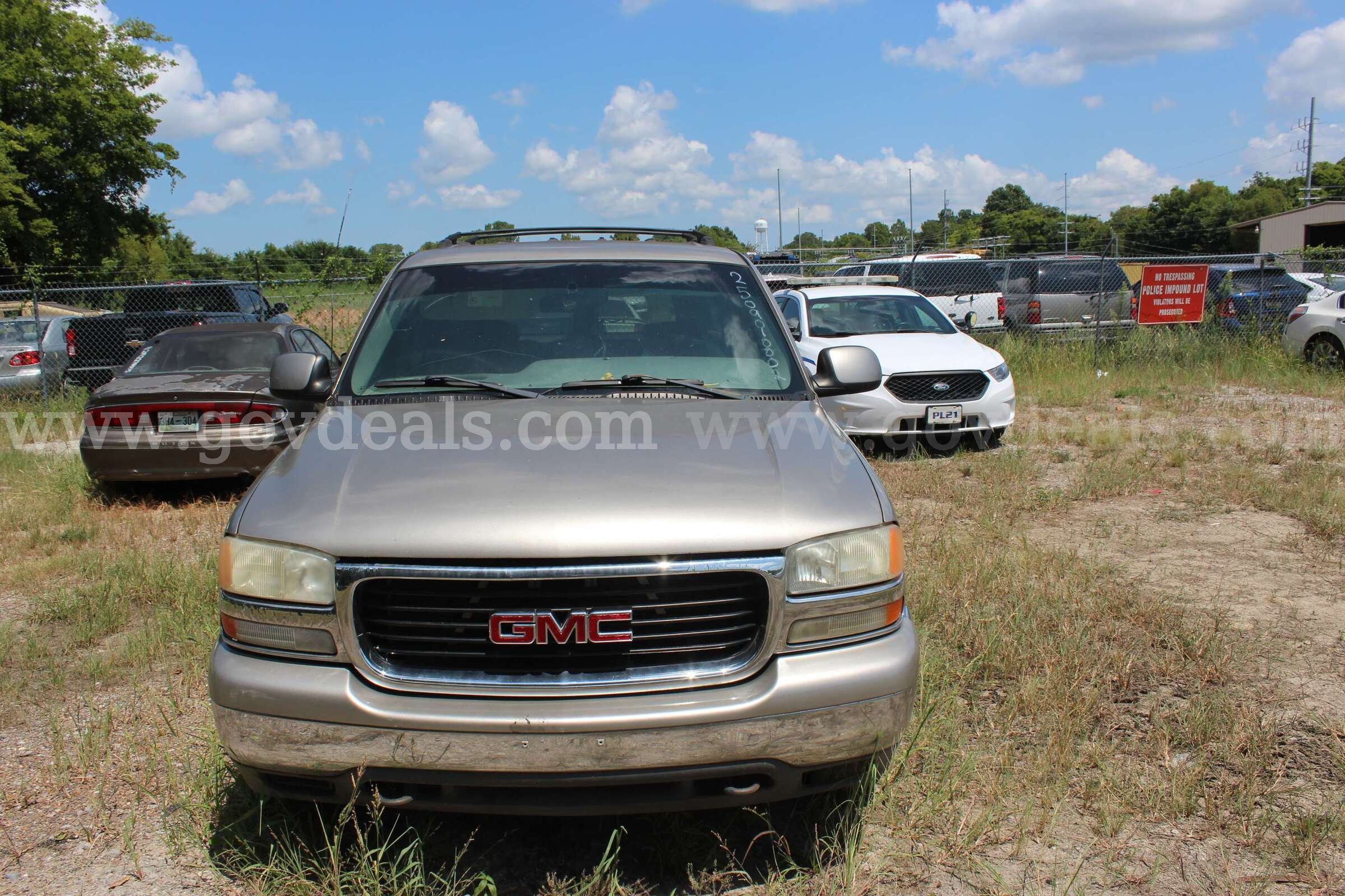 2001 GMC Yukon XL 1500 2WD GMC 1500 Government Surplus Auction - Photo #2