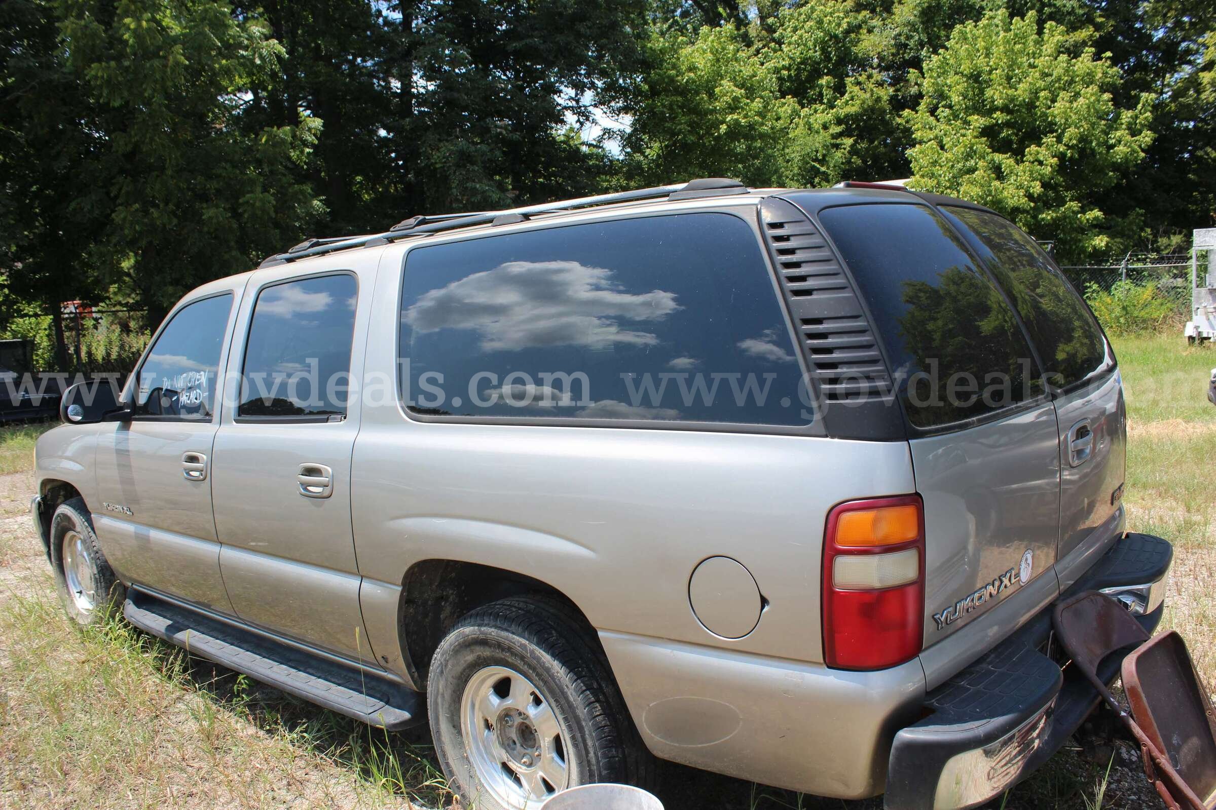 2001 GMC Yukon XL 1500 2WD GMC 1500 Government Surplus Auction - Photo #3