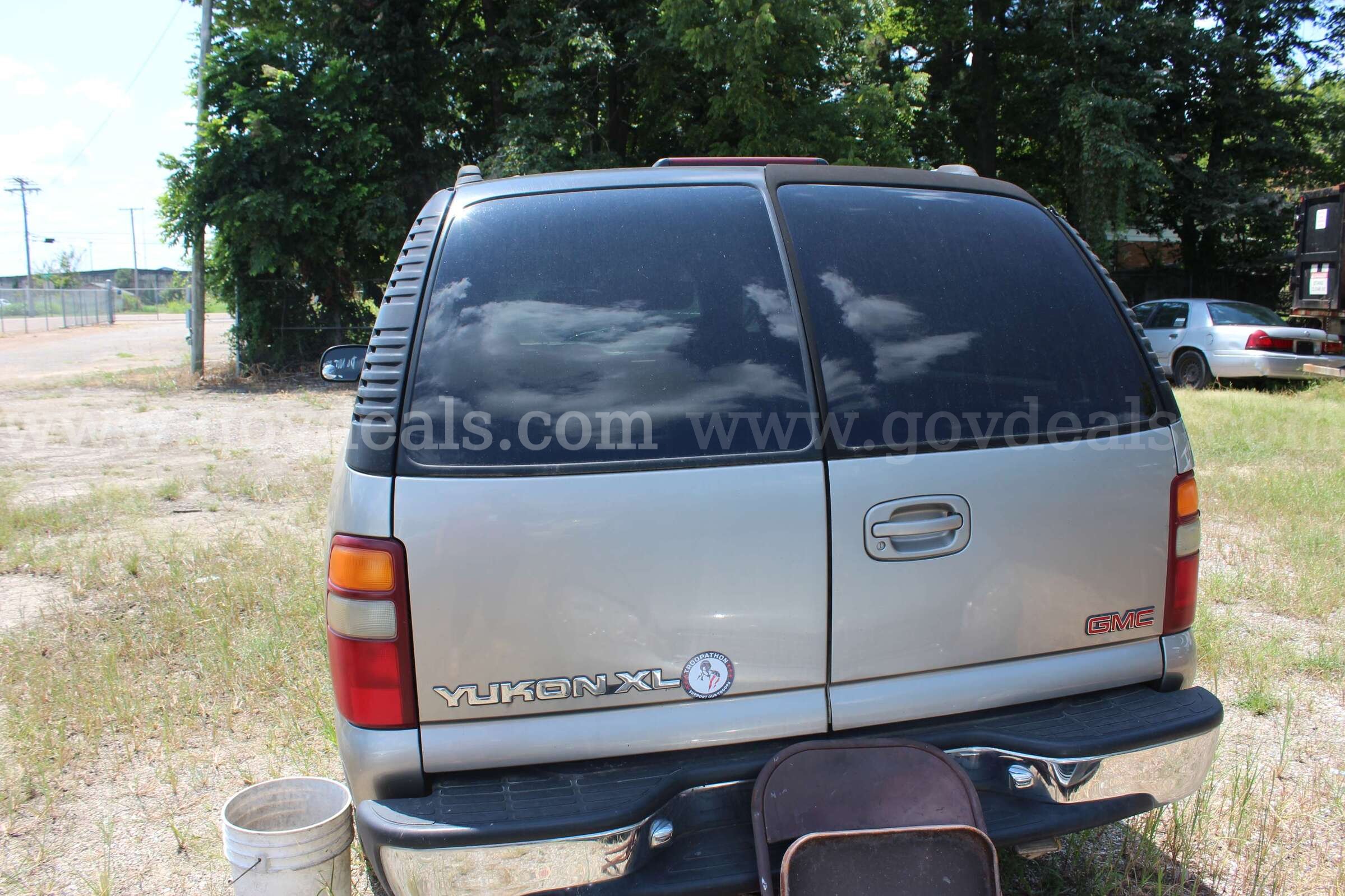 2001 GMC Yukon XL 1500 2WD GMC 1500 Government Surplus Auction - Photo #4