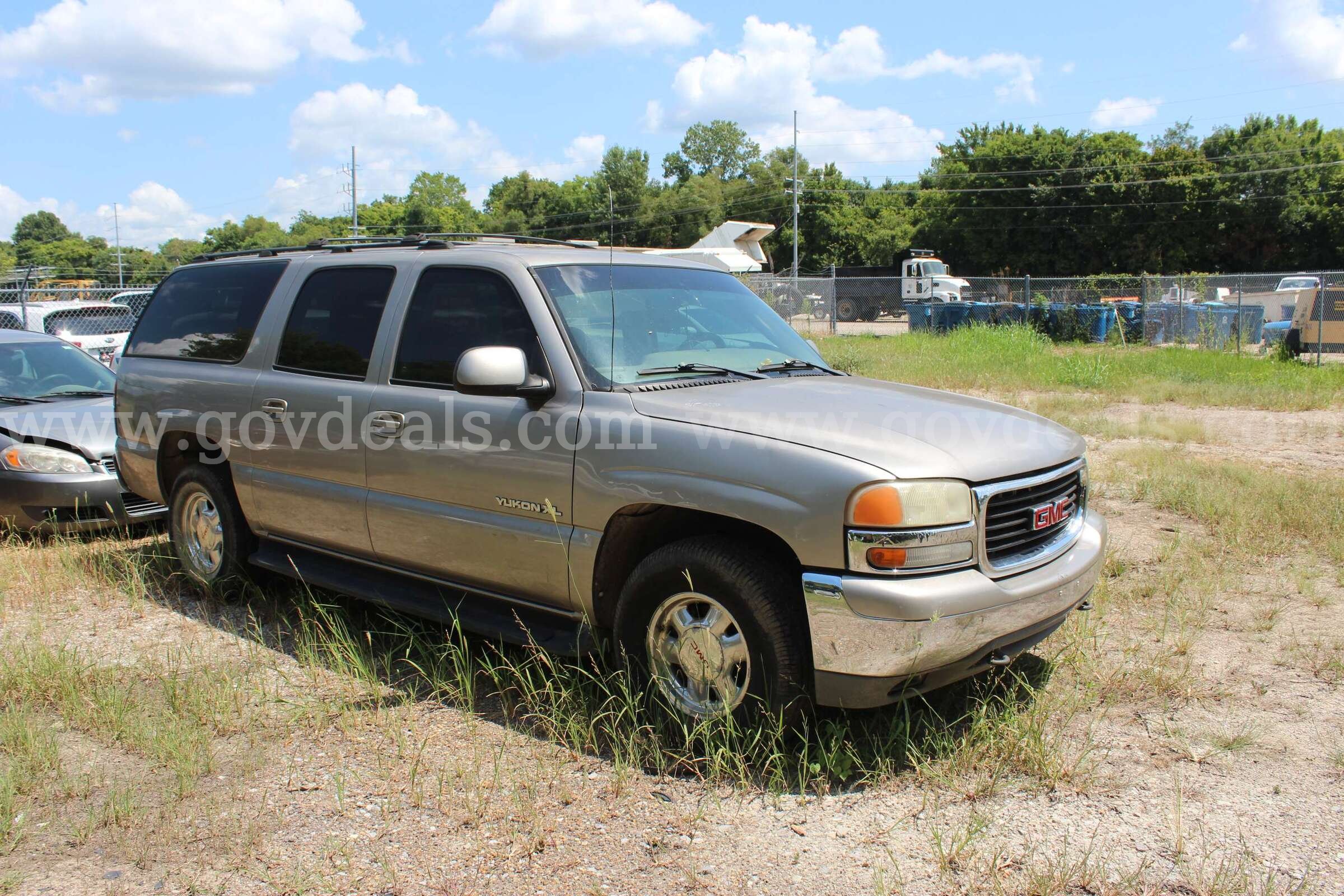 2001 GMC Yukon XL 1500 2WD GMC 1500 Government Surplus Auction - Photo #6