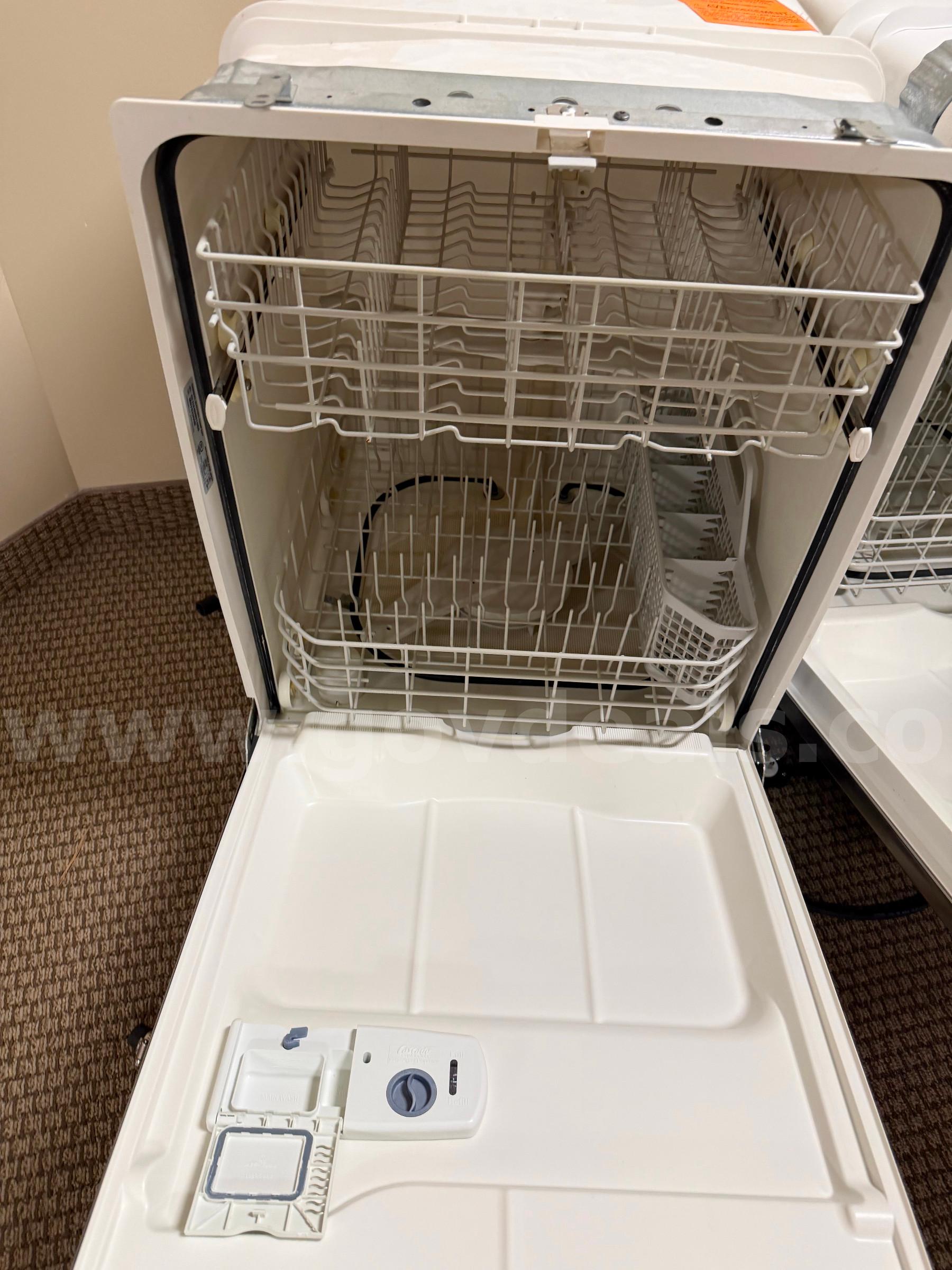 Lot of 2 dishwashers General Electric Company GLD4460N10SS Government Surplus Auction - Photo #4