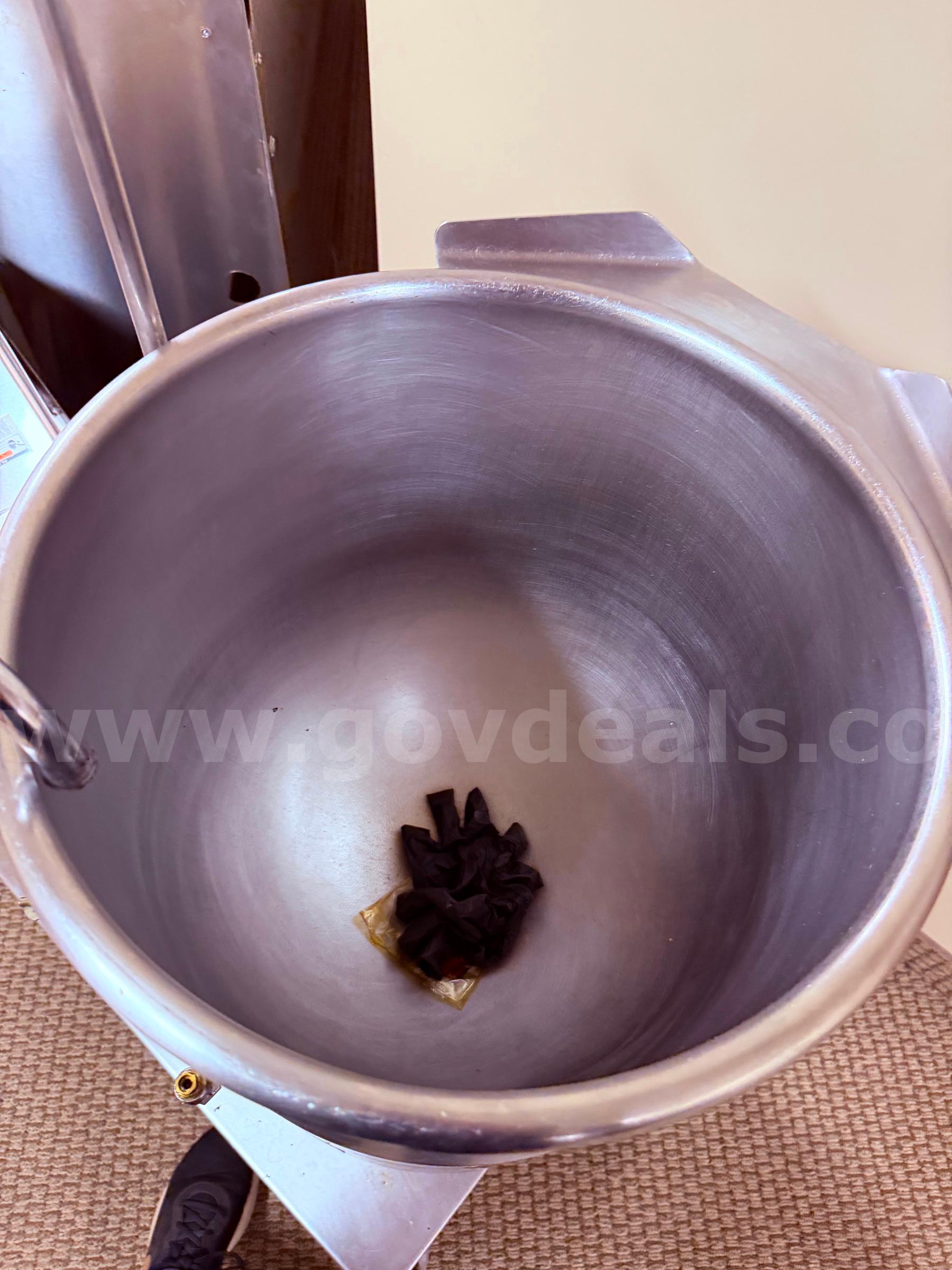 Blodgett Tilting Electric Kettle Blodgett KTT-12E Government Surplus Auction - Photo #3