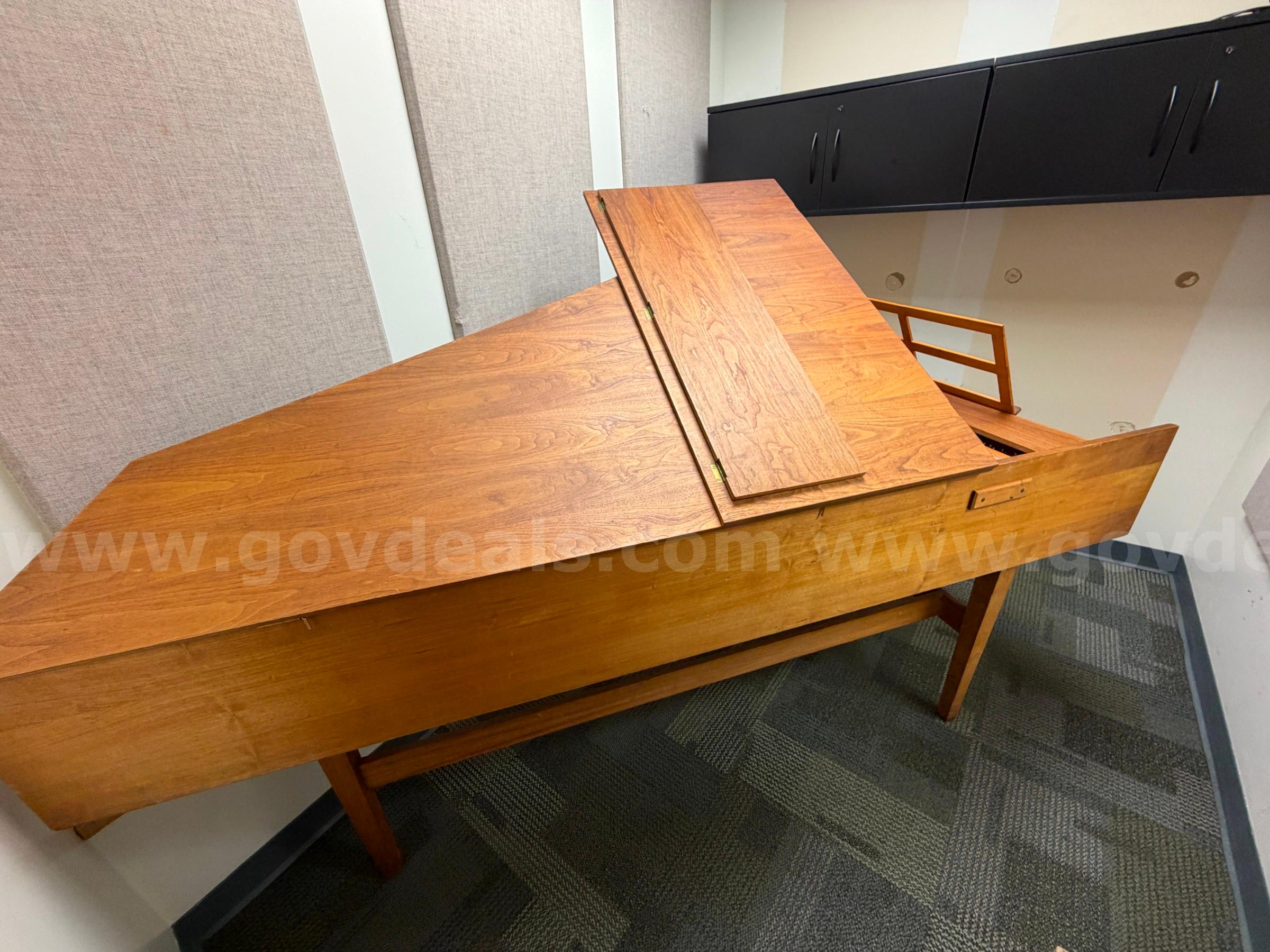 Dual Manual Harpsichord   Government Surplus Auction - Photo #2