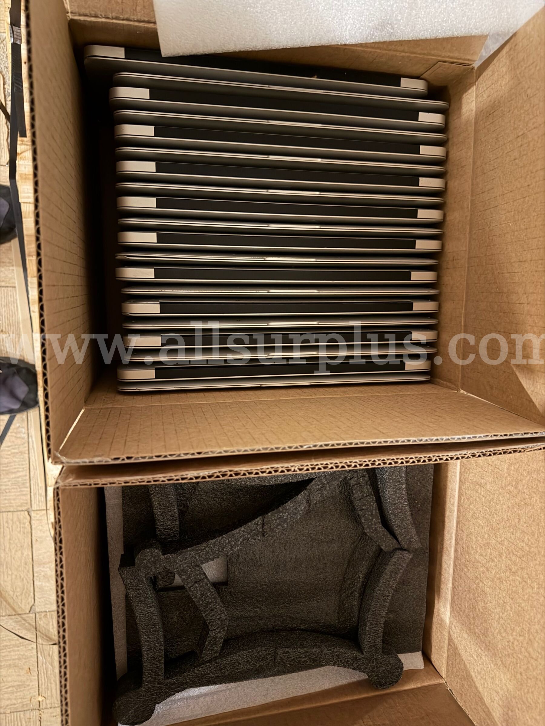 112 Apple 13" Laptops (Used)MacBook Air- (2015) with hard drives & chargers. Apple MacBook Air Government Surplus Auction - Photo #3