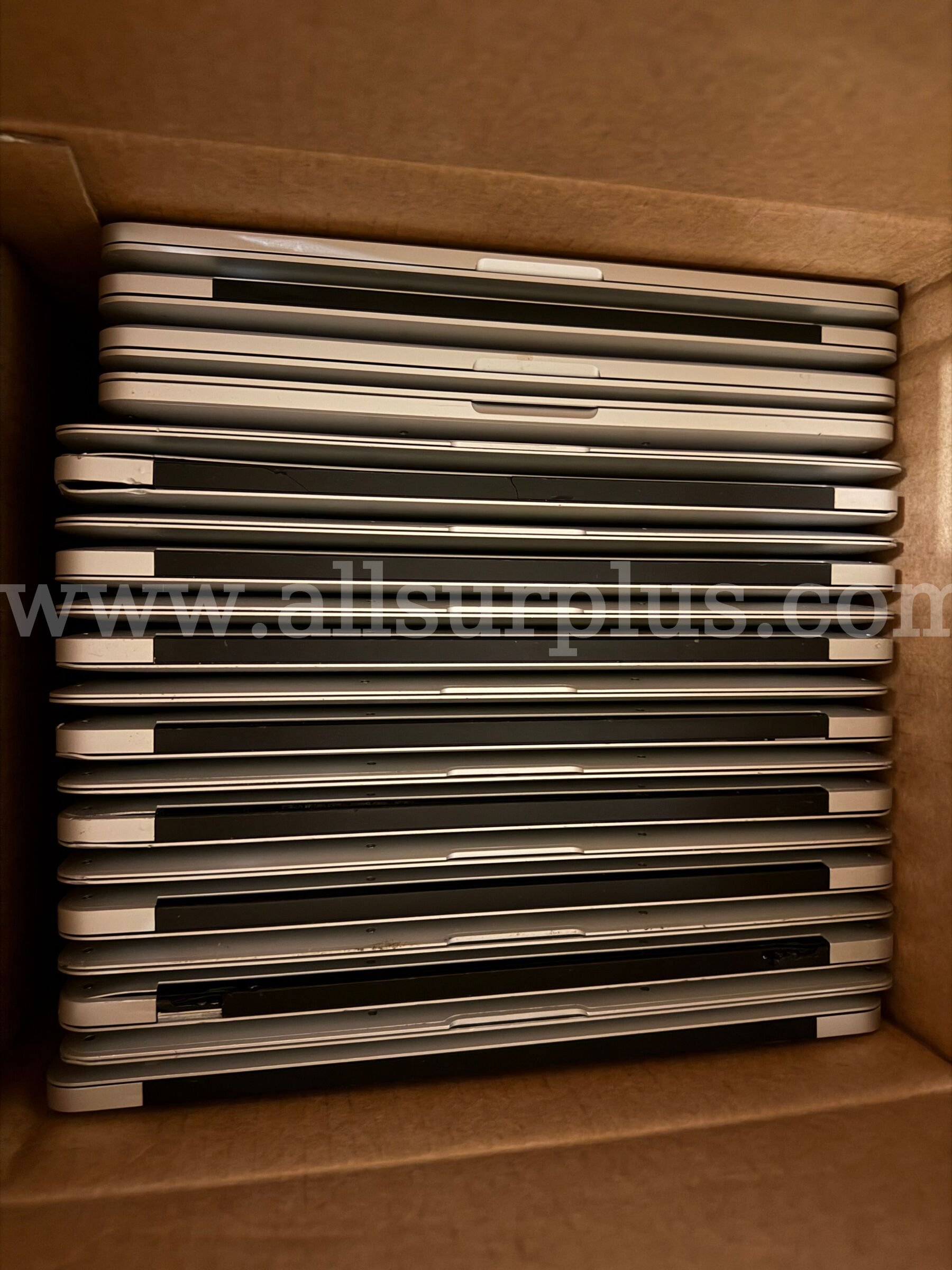 112 Apple 13" Laptops (Used)MacBook Air- (2015) with hard drives & chargers. Apple MacBook Air Government Surplus Auction - Photo #6