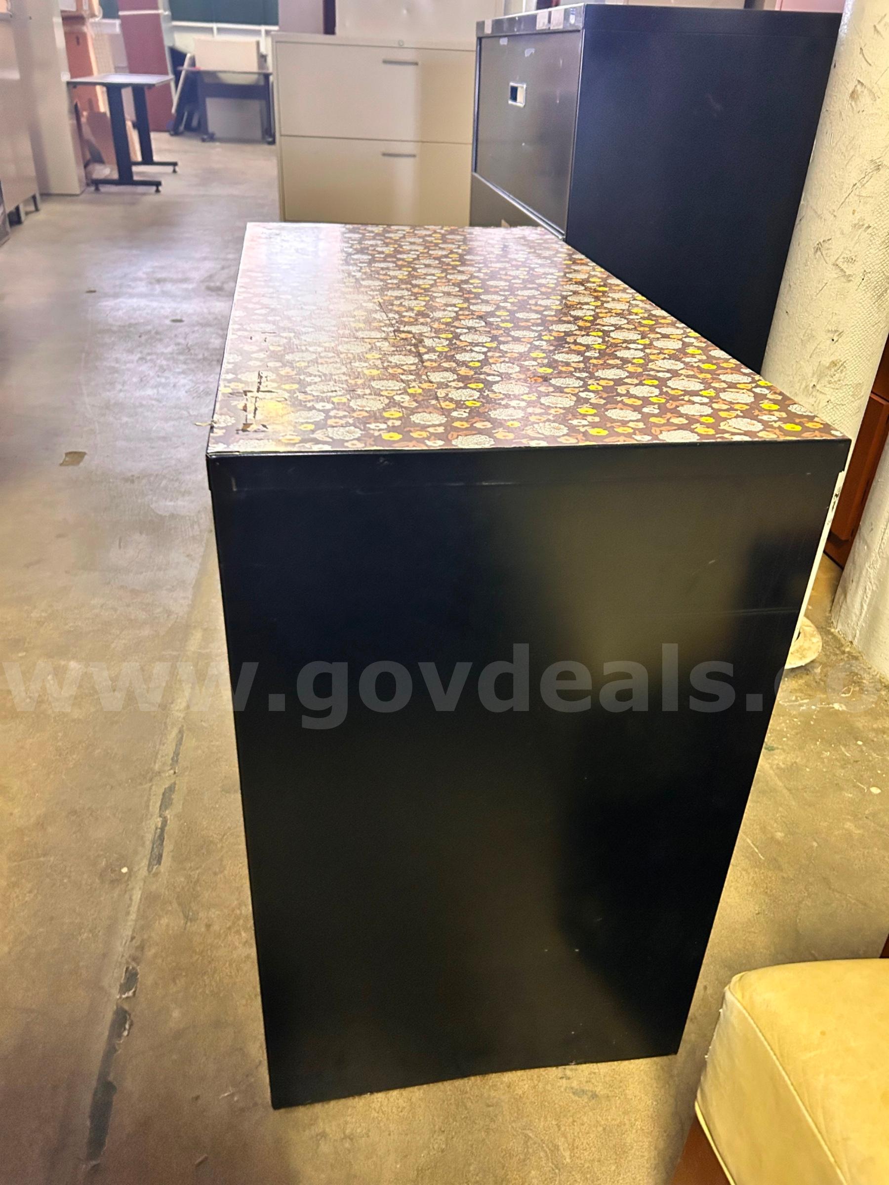 Low steel sliding door storage cabinet   Government Surplus Auction - Photo #2