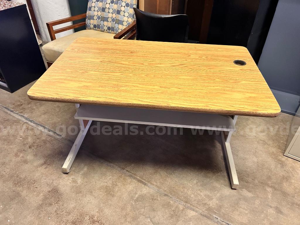 Office desk - Woodgrain & metal frame   Government Surplus Auction - Photo #2