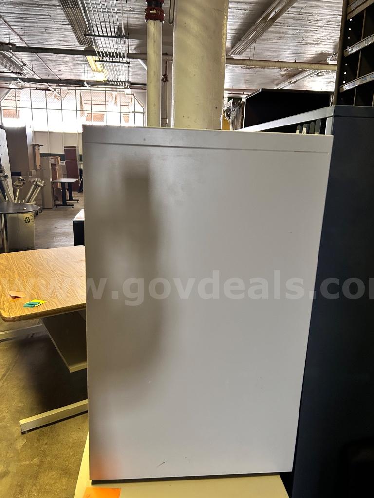 Boulevard 2-Drawer Lateral File Cabinet – Light Gray   Government Surplus Auction - Photo #2
