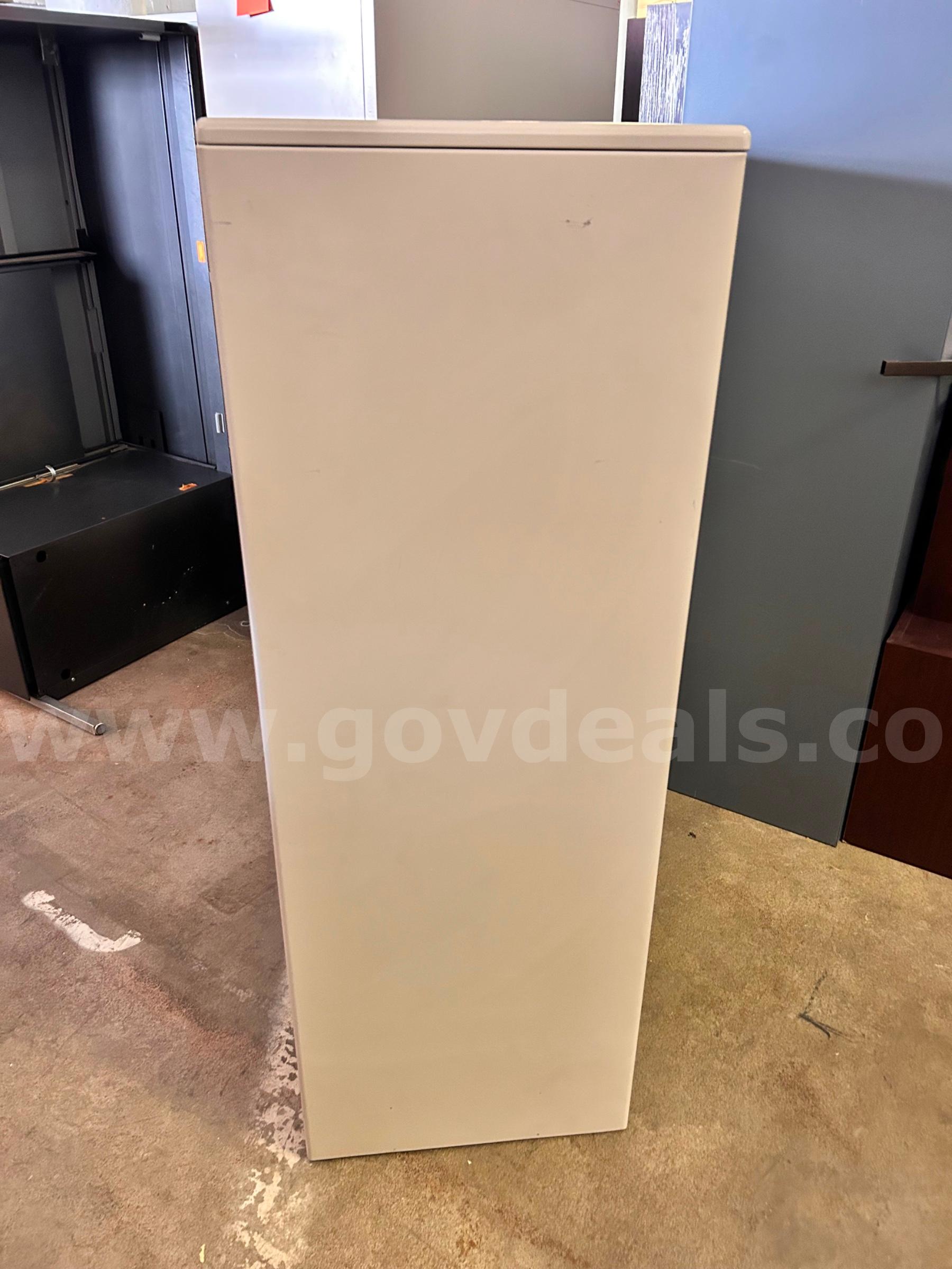 4-Drawer Lateral File Cabinet- Light gray   Government Surplus Auction - Photo #2