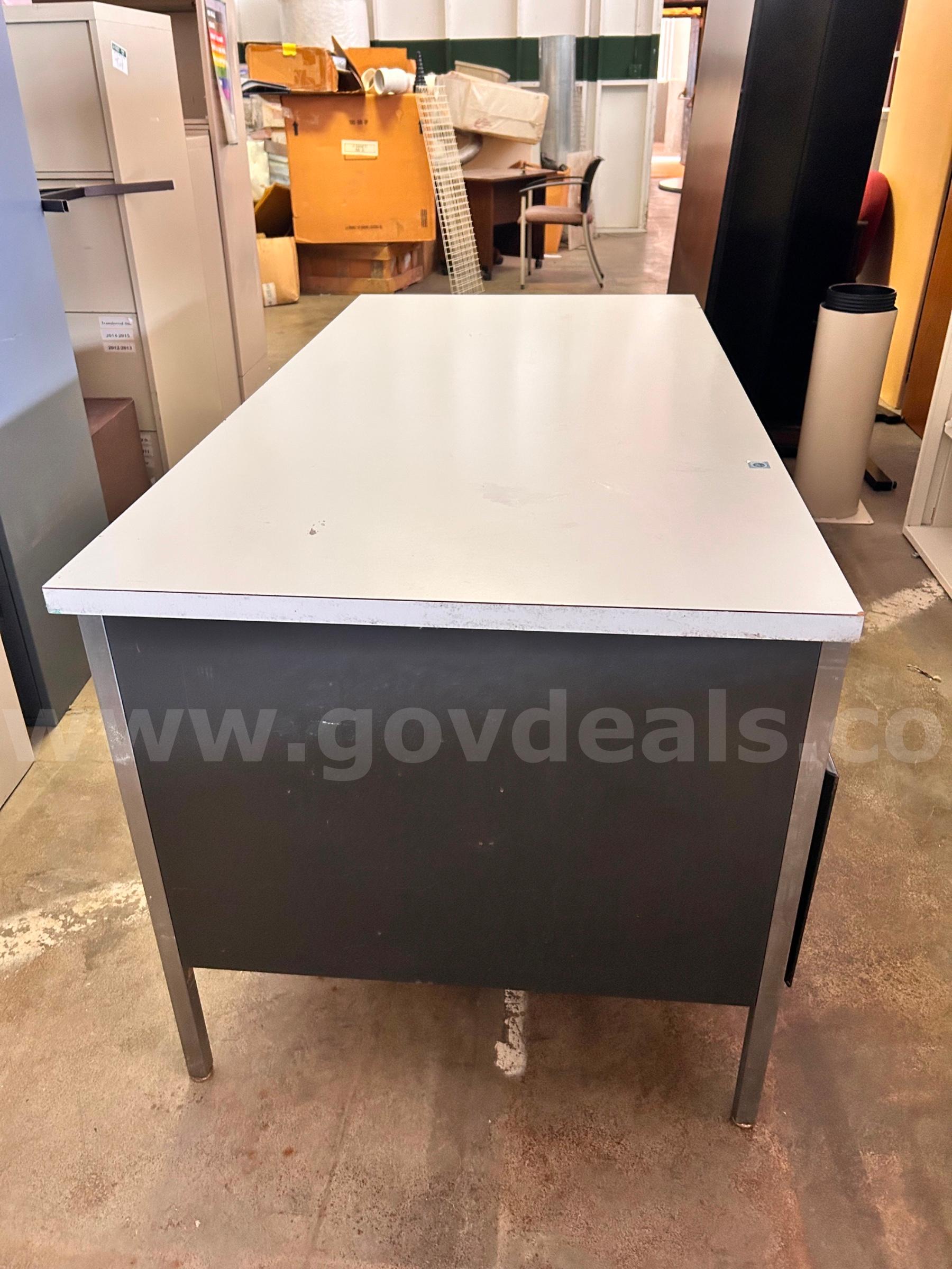 Single-Pedestal Office Desk – Light Gray   Government Surplus Auction - Photo #2