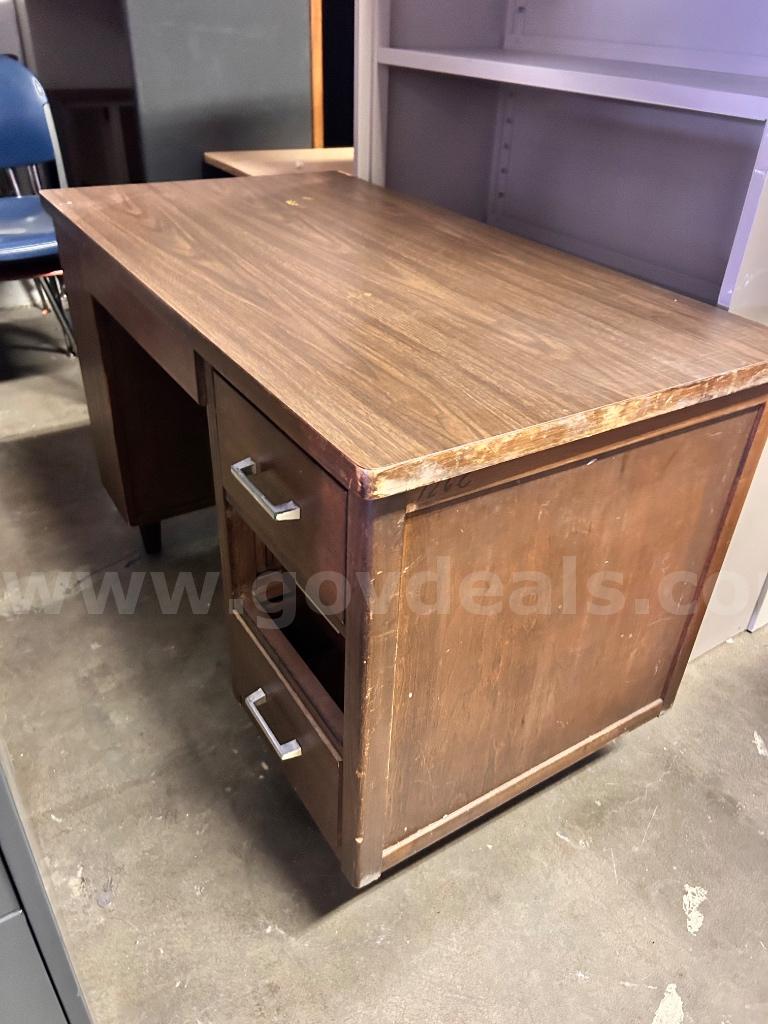 Wood Grain Single-Pedestal Office Desk   Government Surplus Auction - Primary Photo