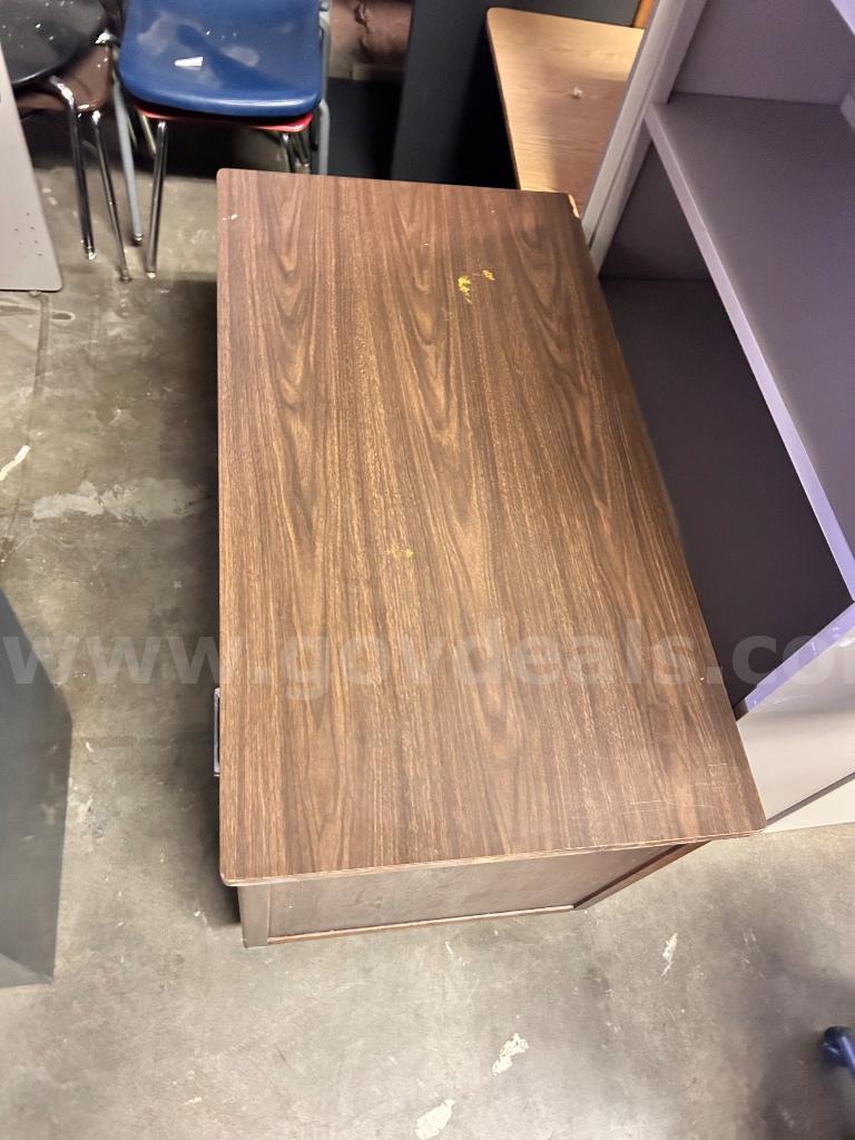 Wood Grain Single-Pedestal Office Desk   Government Surplus Auction - Photo #2