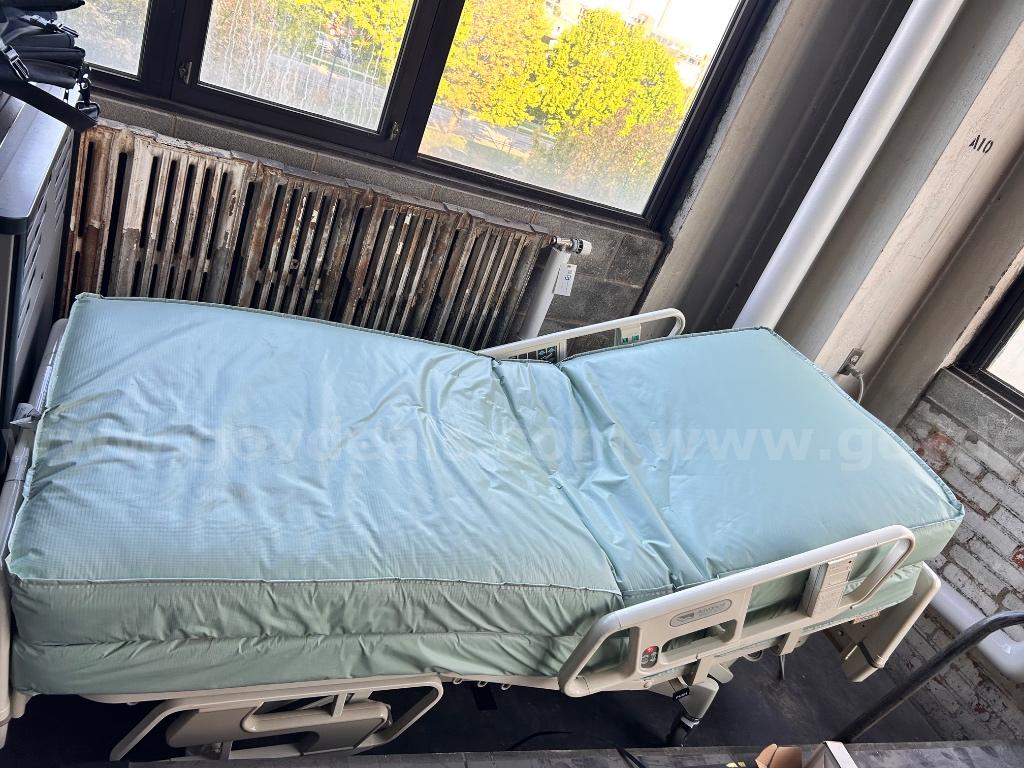 Hospital Bed with Vinyl Medical Mattress   Government Surplus Auction - Photo #2
