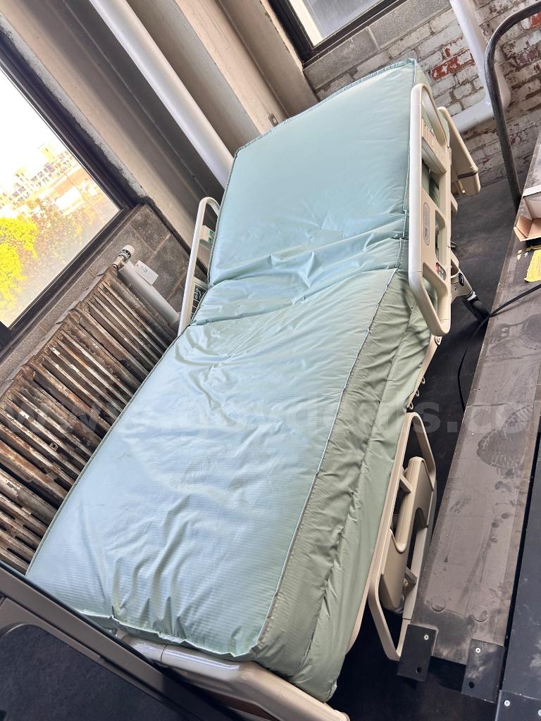 Hospital Bed with Vinyl Medical Mattress   Government Surplus Auction - Photo #3