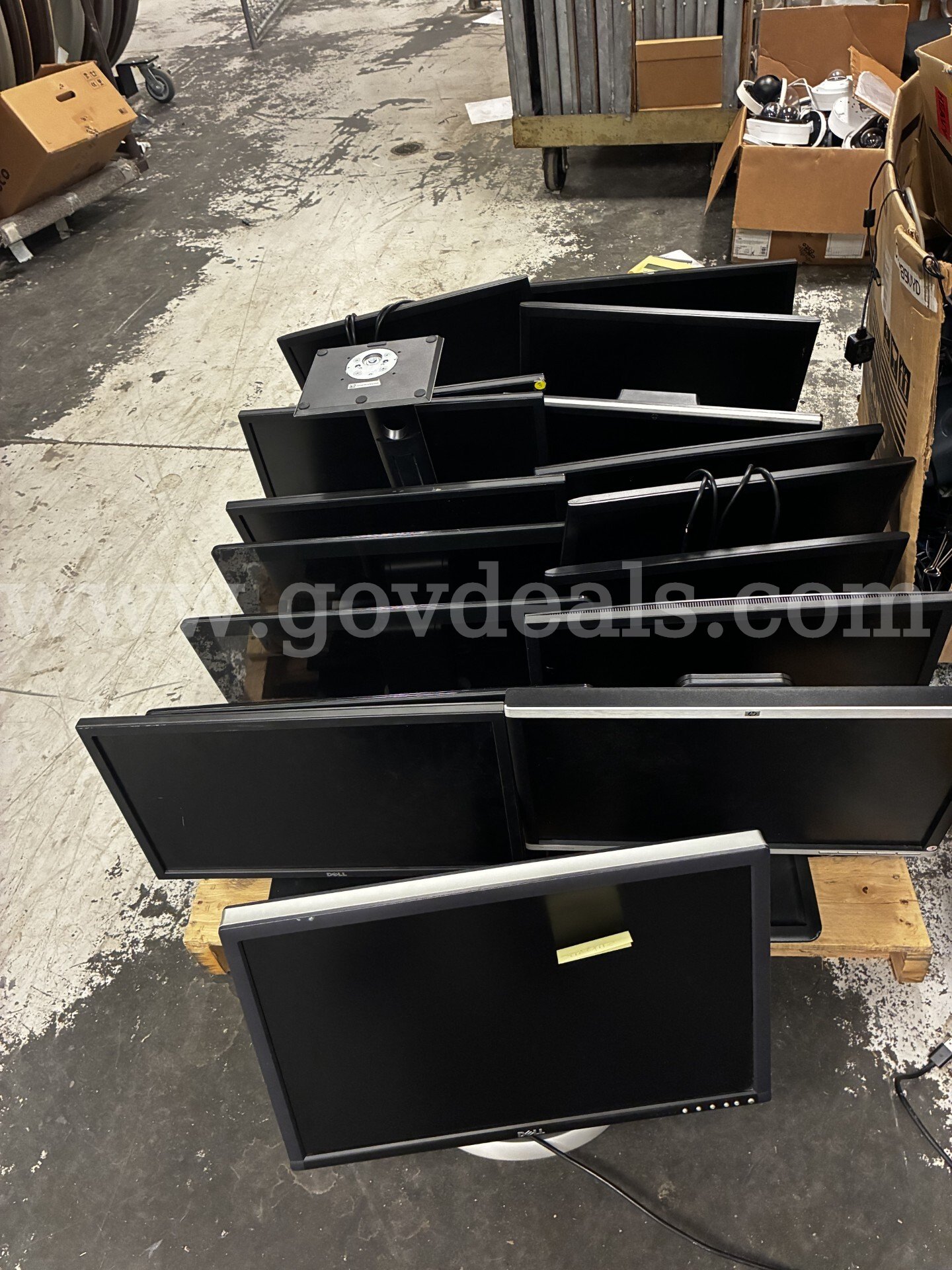 Lot of 18 computer monitors