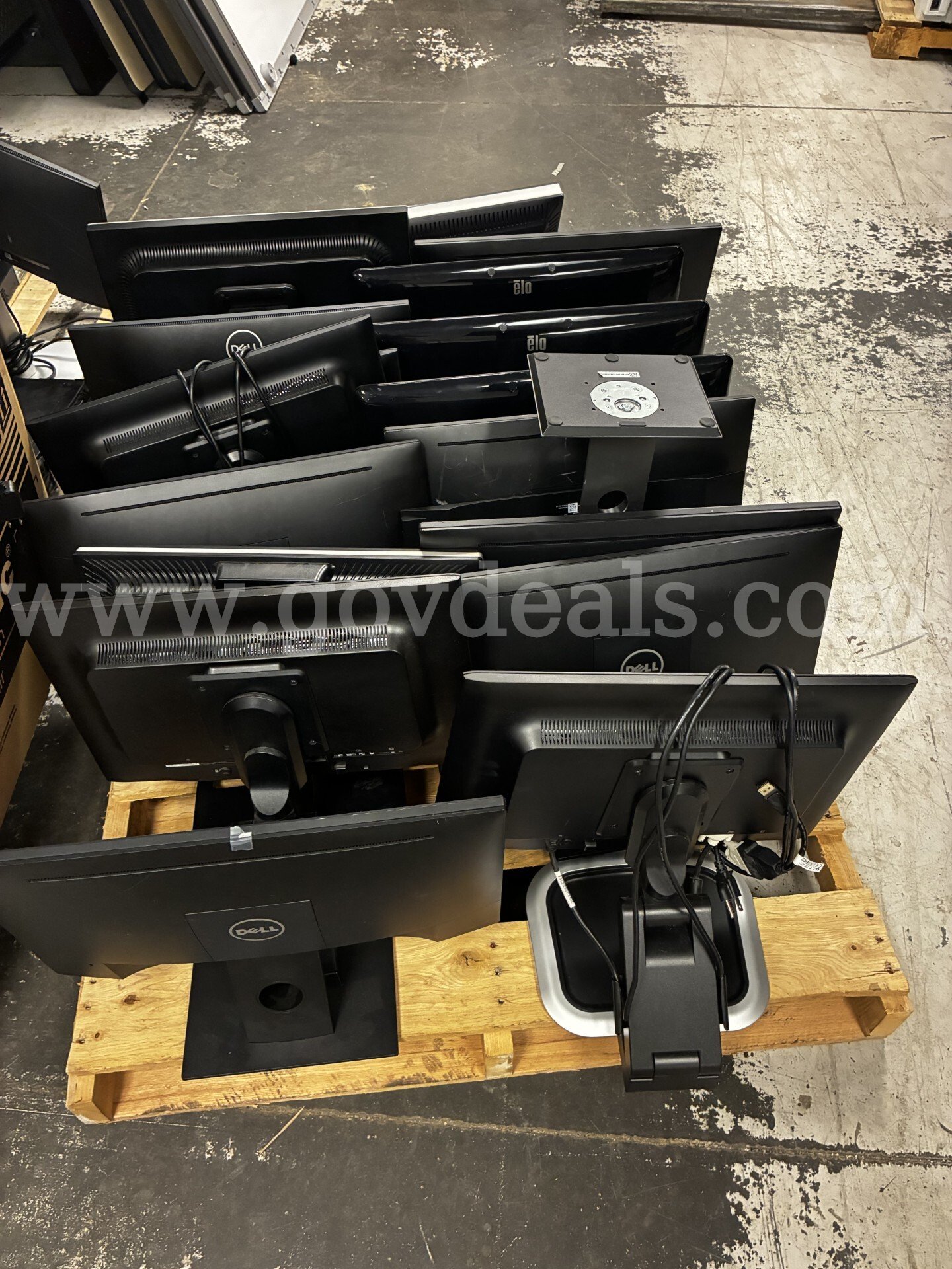 Lot of 18 computer monitors   Government Surplus Auction - Photo #2