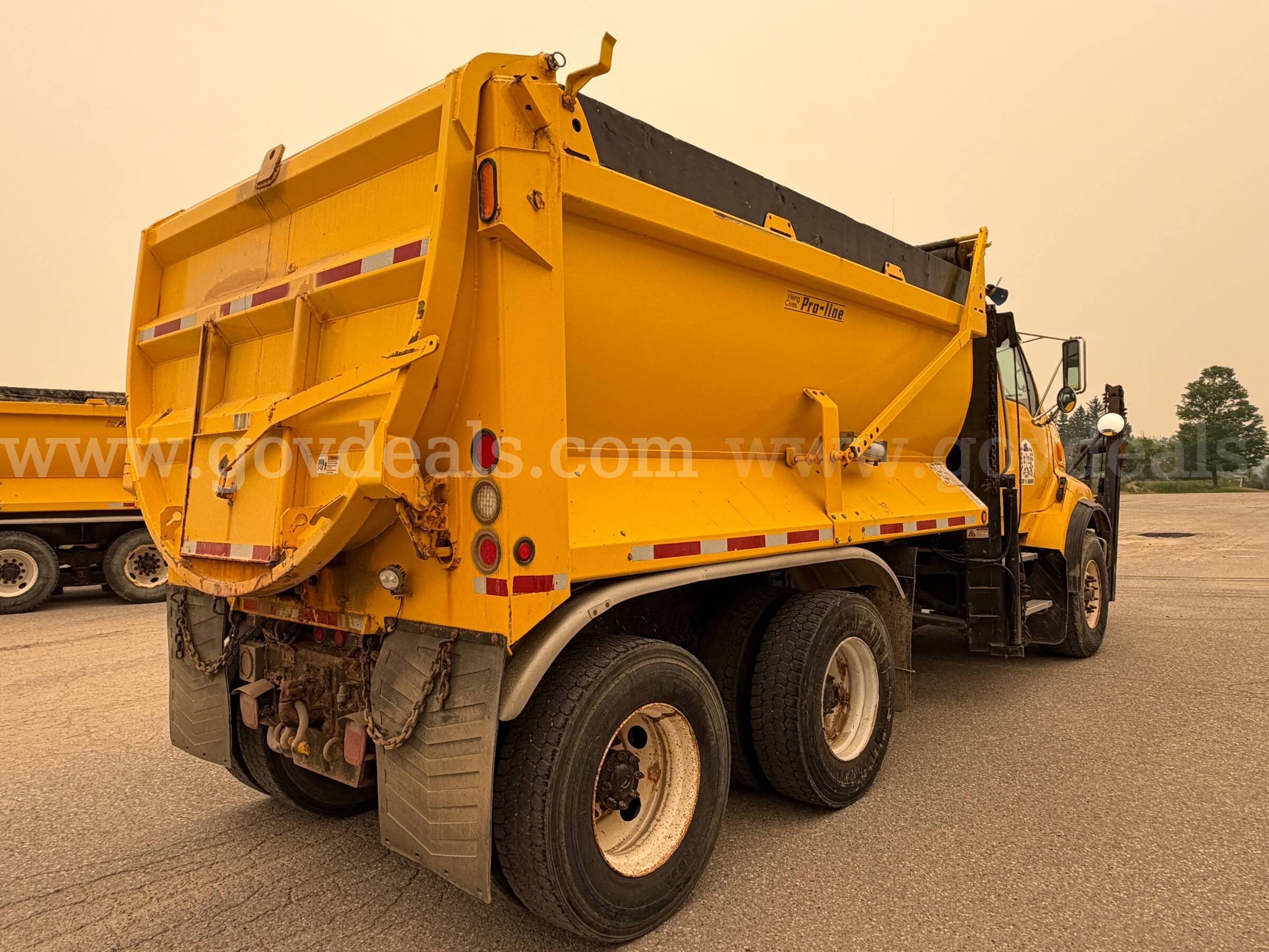 2008 Sterling LT9500 with Plow Sterling LT9500 Government Surplus Auction - Photo #3