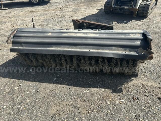 Melroe Ingersoll Rand 84" angle broom skid steer attachment (non running) Melroe Ingersoll Rand 84 Angle Broom Government Surplus Auction - Photo #4