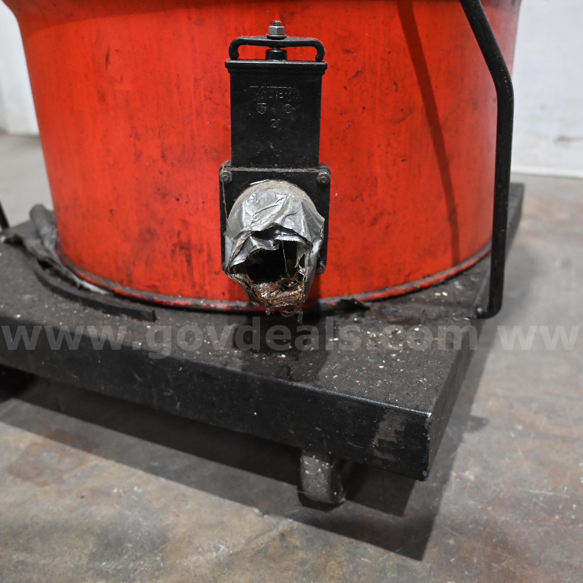 Hako Minuteman 390 Series 15-Gallon Wet/Dry Vacuum Hako Minuteman 390 Government Surplus Auction - Photo #3