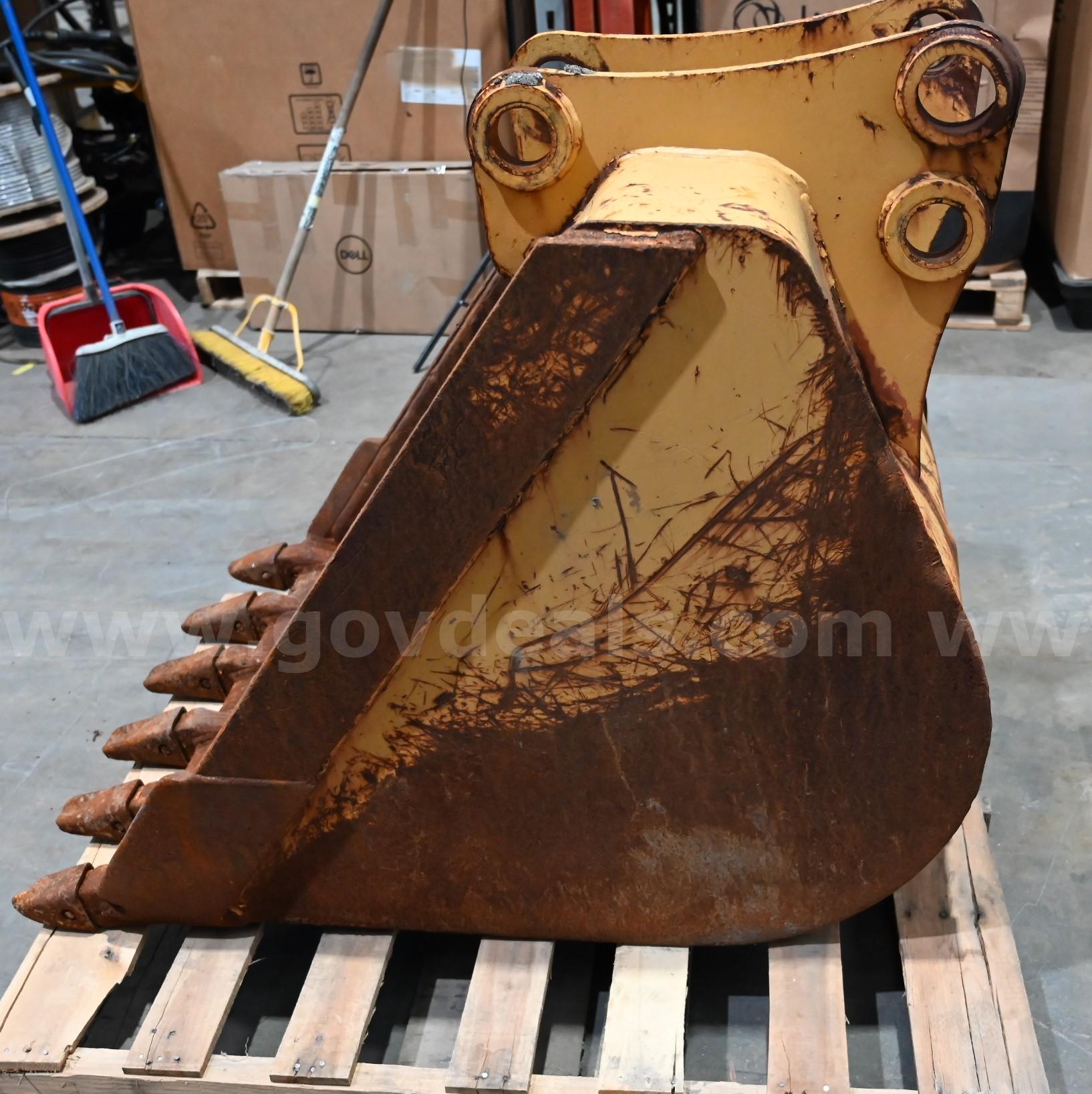Caterpillar 446B Backhoe Loader Bucket Attachment Caterpillar (CAT) 446B Government Surplus Auction - Photo #2