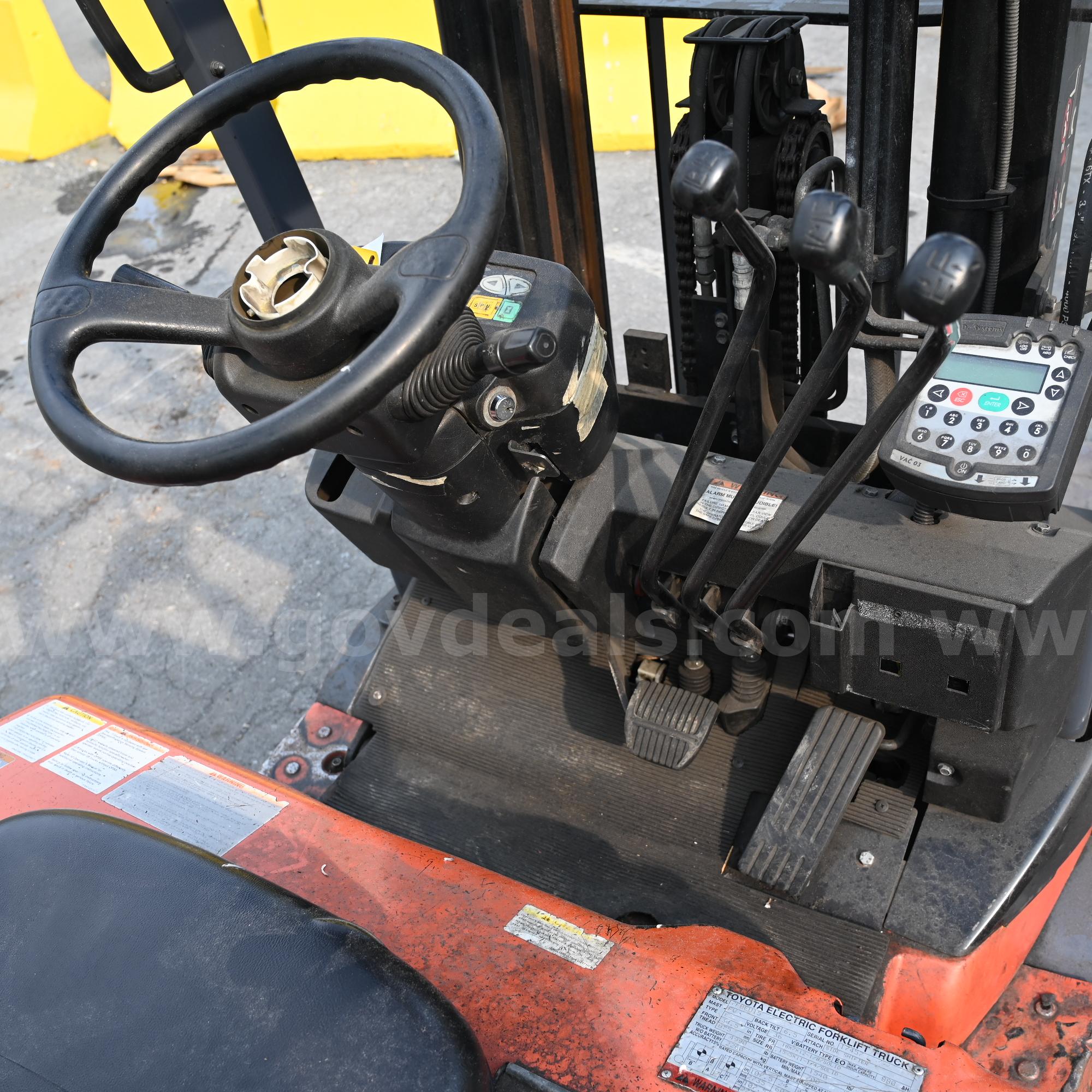 Toyota Electric Forklift Truck Toyota 7FBEU15 Government Surplus Auction - Photo #5
