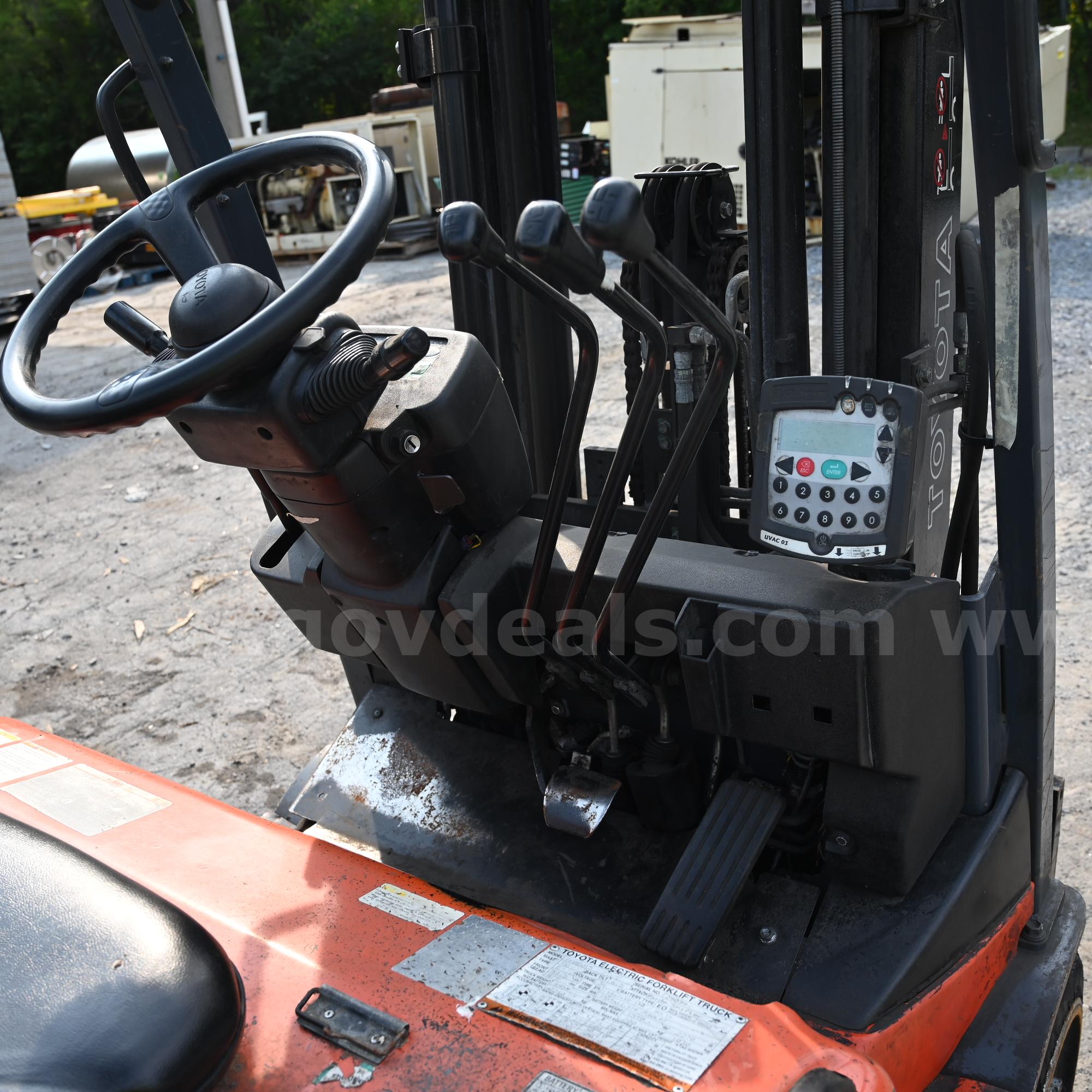 Toyota Electric Forklift Truck Toyota 7FBEU15 Government Surplus Auction - Photo #4