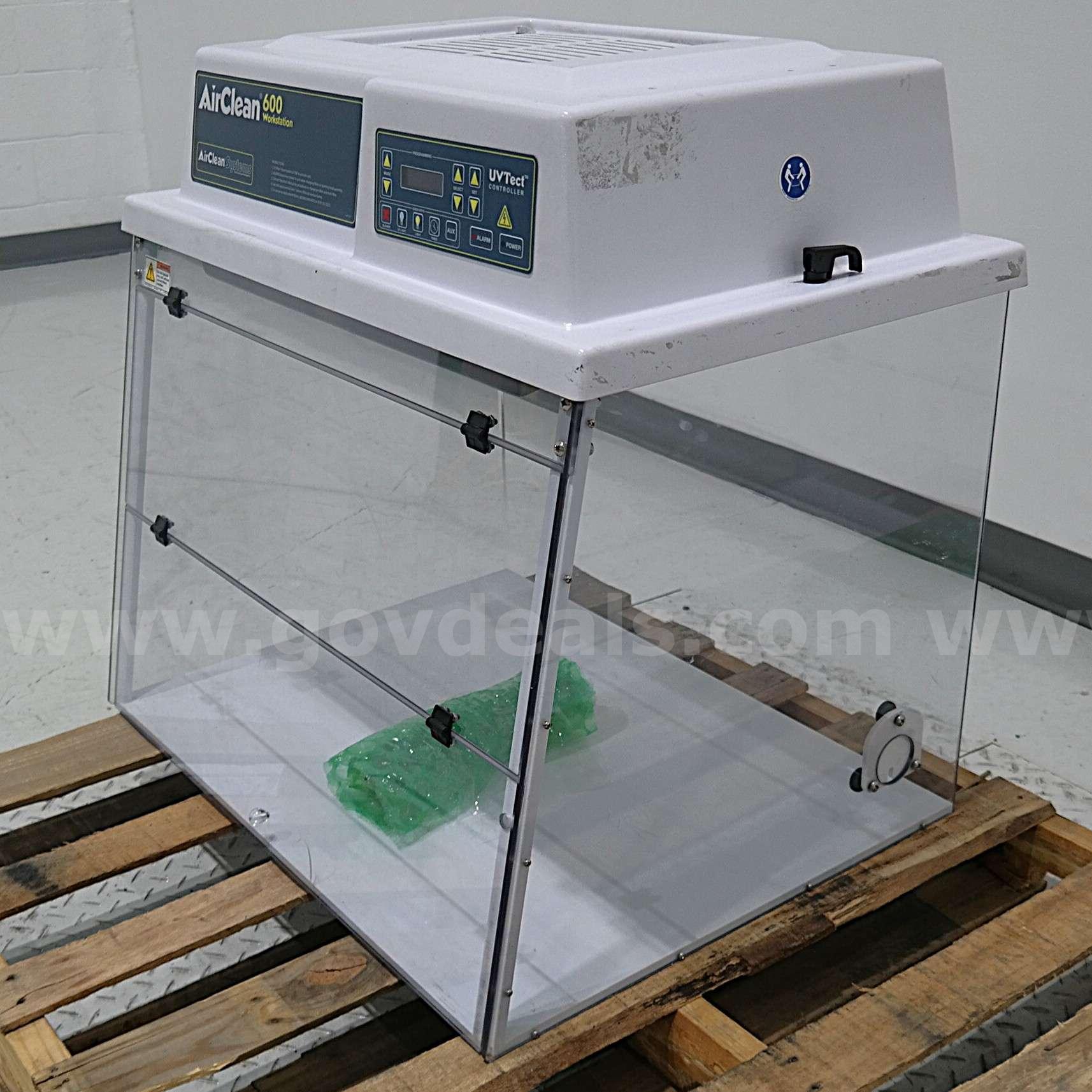 AirClean 600 PCR Workstation AC632LFUVC Laminar Flow Hood UV Light AirClean 600 Government Surplus Auction - Photo #2