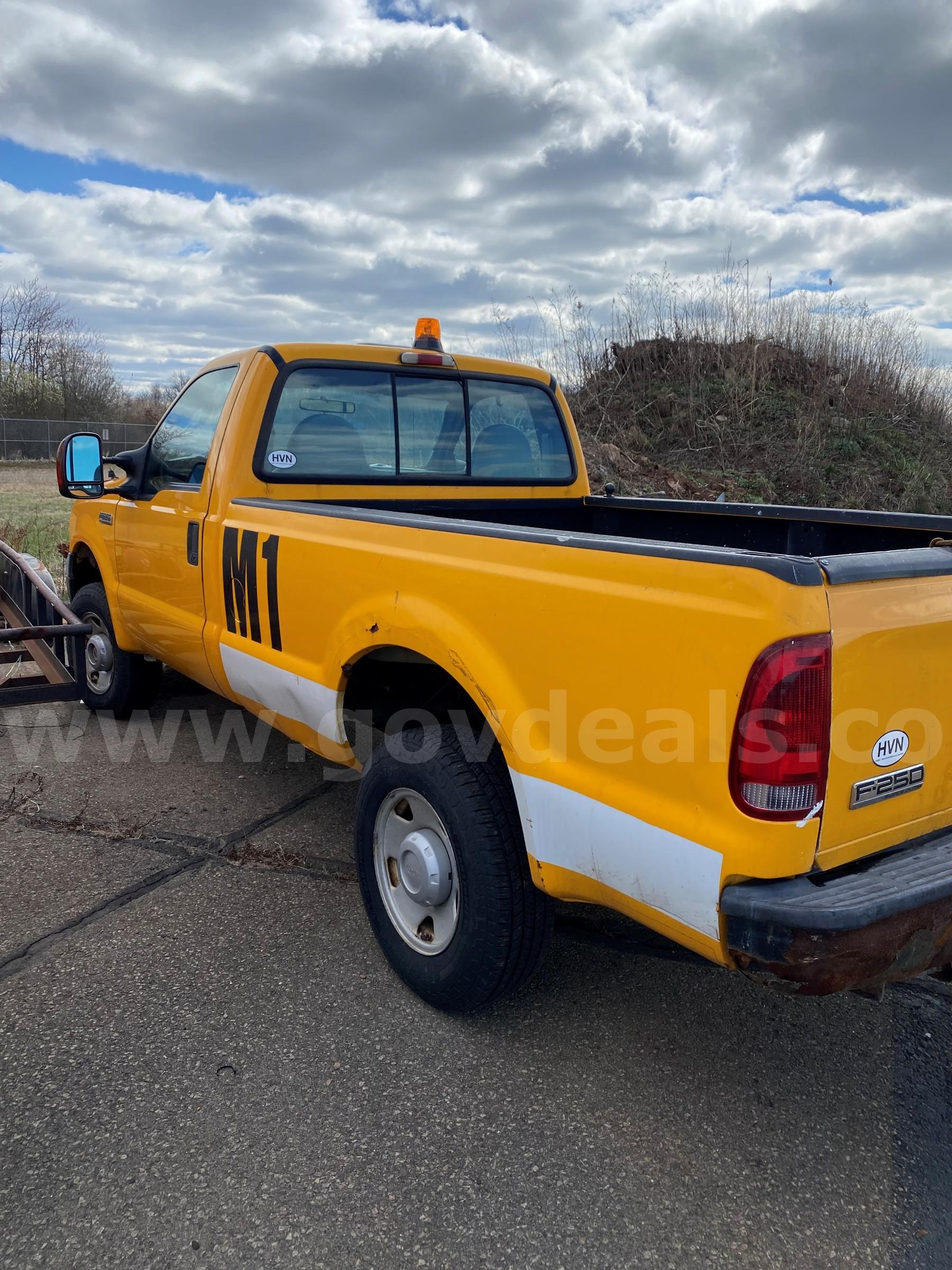 2006 Ford F-250 SD XL 4WD Ford F-250 Government Surplus Auction - Photo #2