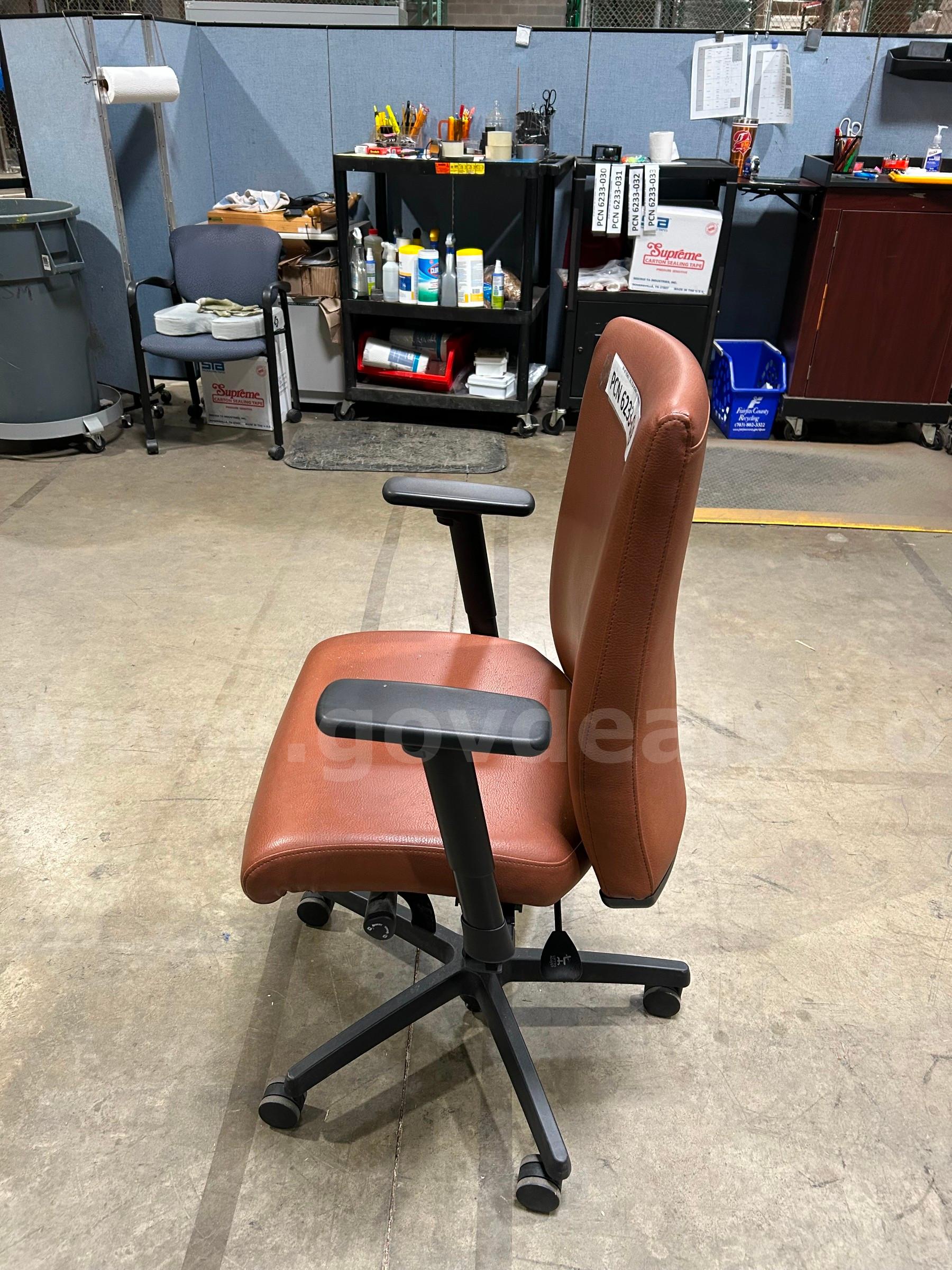 Computer Chair, Brown (worn spots on seat)   Government Surplus Auction - Photo #2