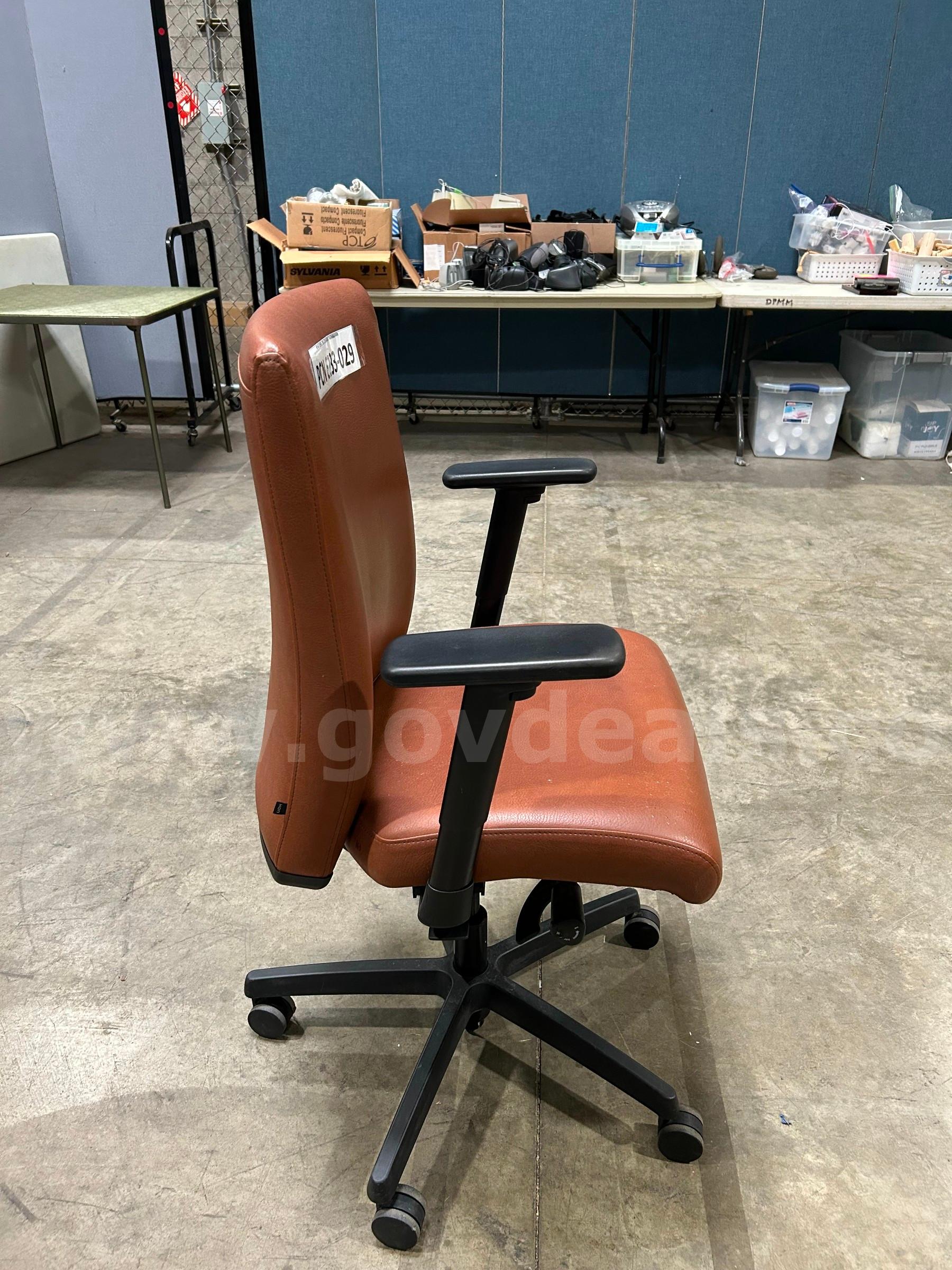 Computer Chair, Brown (worn spots on seat)   Government Surplus Auction - Photo #4