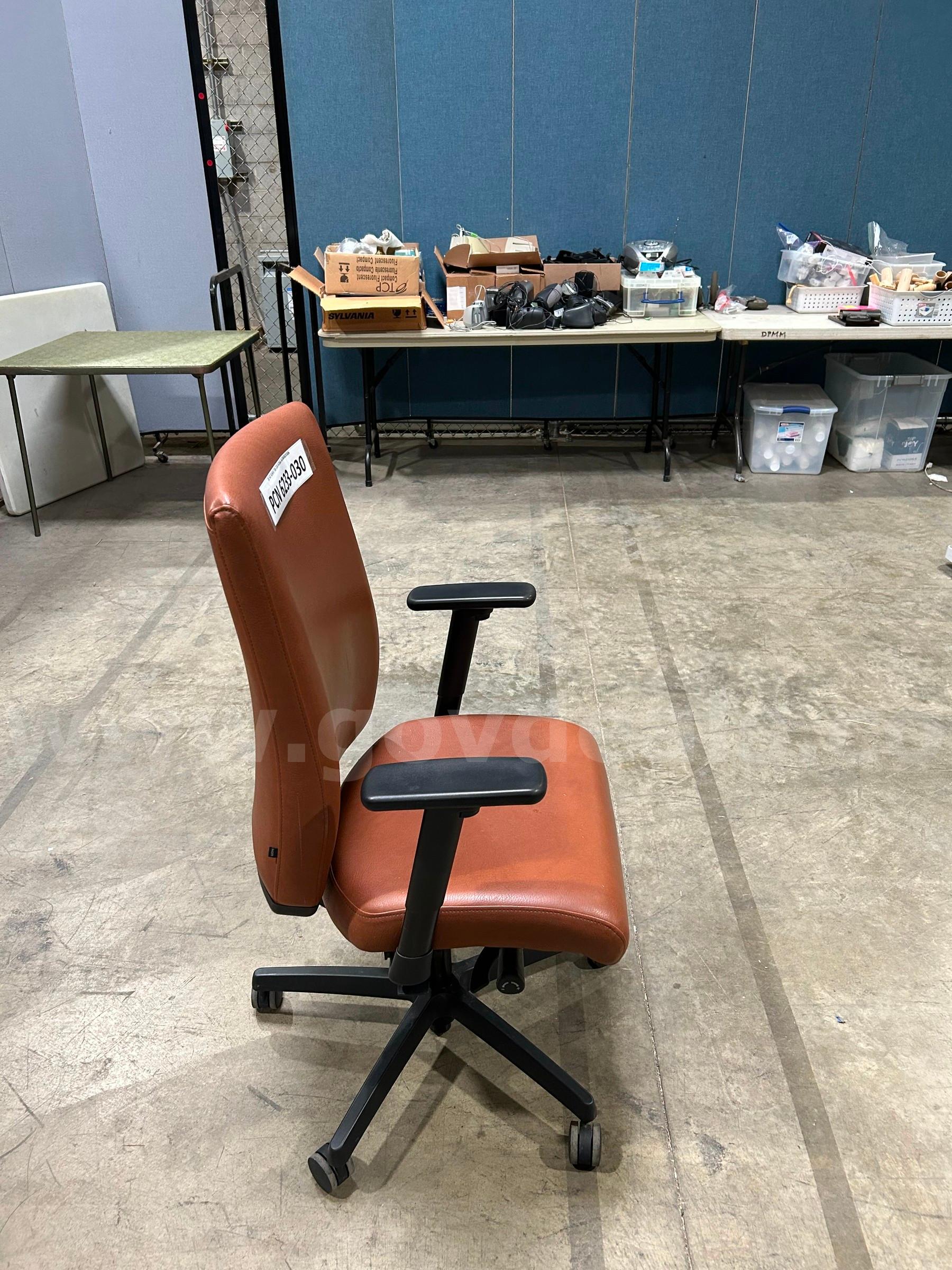 Computer Chair, Brown (worn spots on seat)   Government Surplus Auction - Photo #4