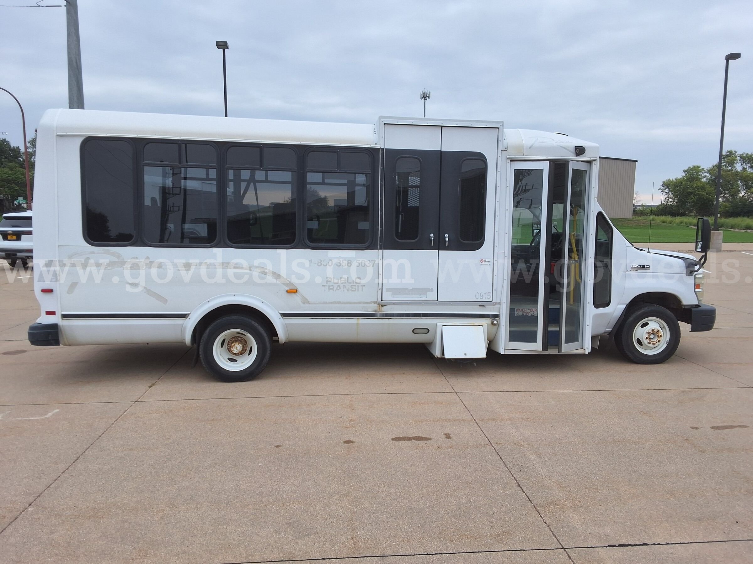 2010 Ford E-450 w/Braun Wheelchair Lift Ford 450 Government Surplus Auction - Photo #4