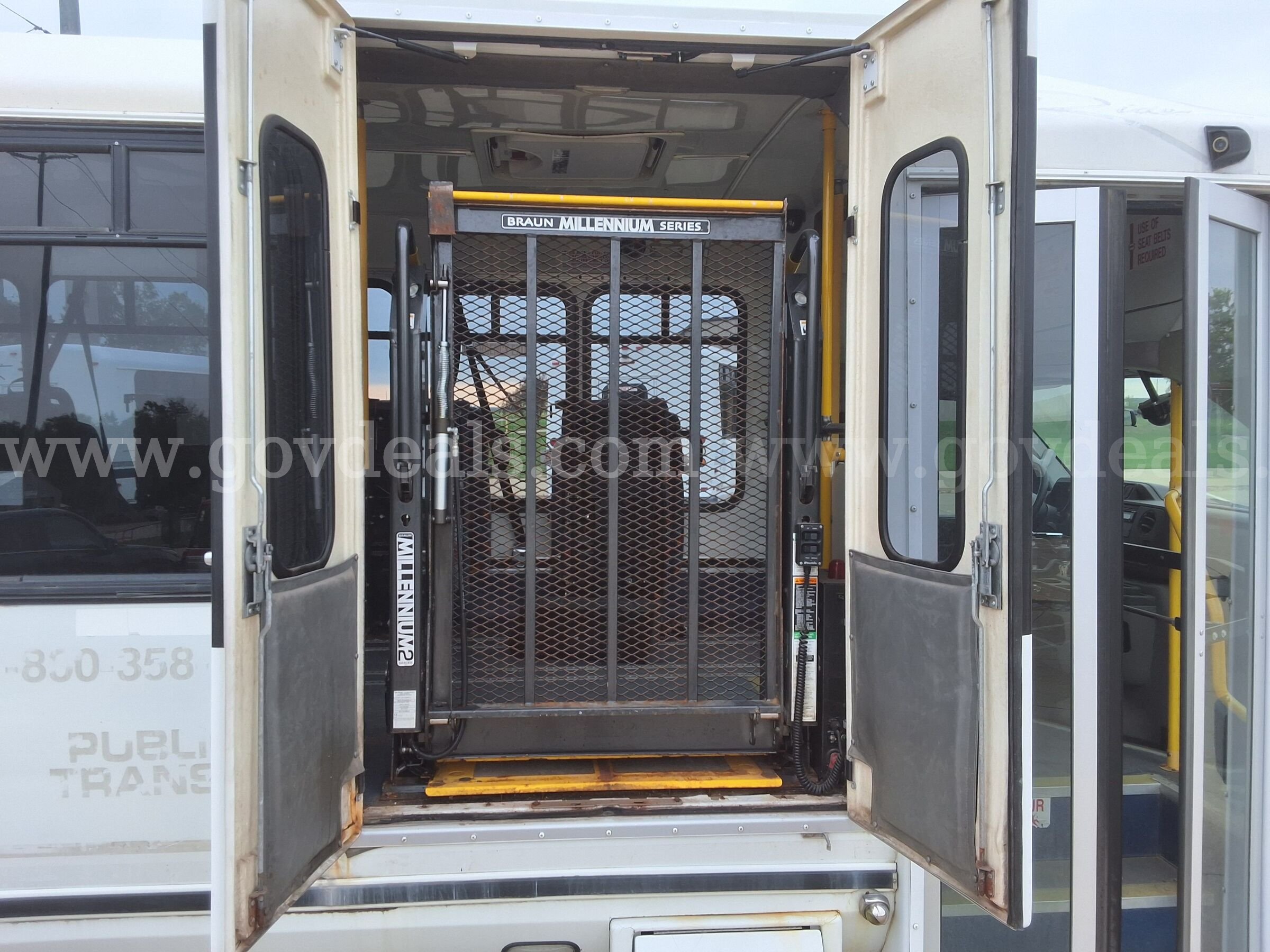 2010 Ford E-450 w/Braun Wheelchair Lift Ford 450 Government Surplus Auction - Photo #5